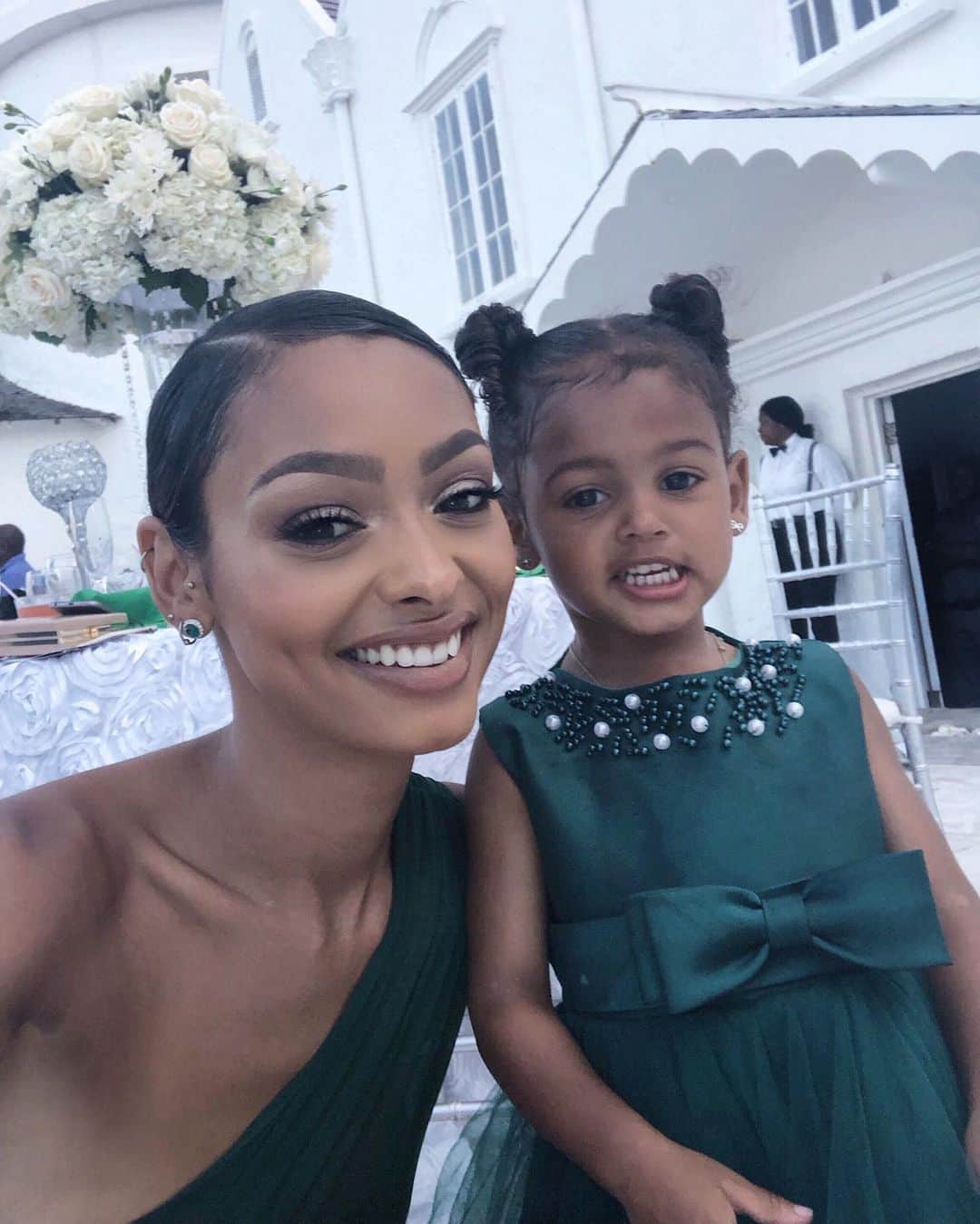 ジェイデ・ピアスのインスタグラム：「Bridesmaids for the most beautiful wedding. So glad we could be part of such a special day 💚」