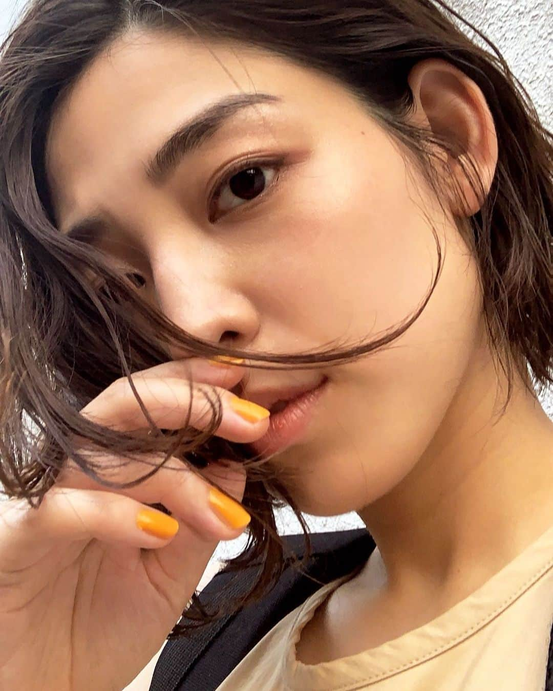 仲美咲さんのインスタグラム写真 - (仲美咲Instagram)「ストーリーにのっけてたけど意外と反響よかったので投稿👩🏻‍💻✔︎ . みんなもう一回リアクションして笑 . #作品撮り#ショート#shorthair#ウェーブ#yellow」8月19日 21時33分 - naka_misaki_