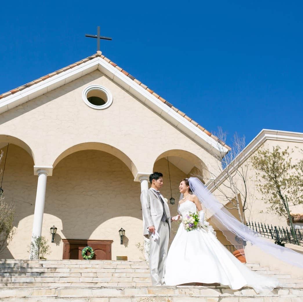 Villas des mariages TAKASAKIさんのインスタグラム写真 - (Villas des mariages TAKASAKIInstagram)「. 青い空にお二人の笑顔が素敵な1枚  #ヴィラデマリアージュ高崎 にある 大階段だからこそ撮影することの できるお写真となっております💫  南フランスの街をイメージした 結婚式場で素敵な一日を過ごす ことができます！  #南フランス #結婚式場  #ヴィラデマリアージュ高崎  #お料理 #ケーキ #ブーケ  #ドレス #ドレス試着  #タキシード #プレ花嫁  #卒花嫁 #卒花レポ  #大階段 #バルーンリリース  #写真」8月19日 21時24分 - villas_des_mariages_takasaki