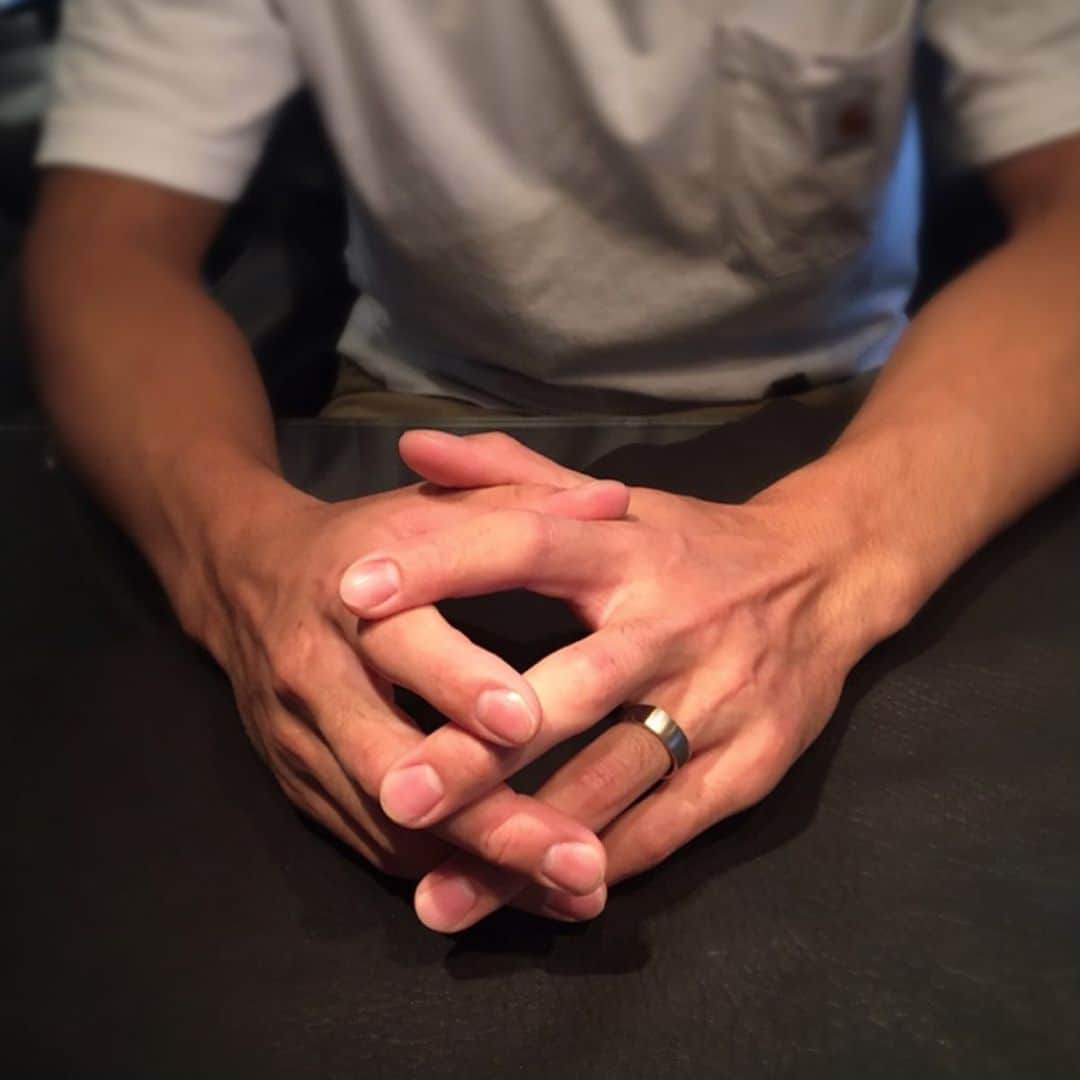 Danke schön ダンケ 金沢 結婚指輪 鍛造さんのインスタグラム写真 - (Danke schön ダンケ 金沢 結婚指輪 鍛造Instagram)「・ ・ ・ 今回の投稿は 「 男性編 」ですよ。 ・ ・ さて🙌🏻どちらのデザインを 彼は結婚指輪として 選び抜いたと思いますか？ ・ ・ 《ヒント💡》 ✔︎結婚指輪の先入観を先ずは捨て 身につける自分のこの骨格に 合ったバランスで ・ ✔︎50代・60代…になった自分像は 「こう在りたい ！」これが似合う 自分を目指したい気持ちで 素直に選ばれてます。 ・ ・ 正解は🔜  4枚目 🔜 ・ ・ 彼は時として 人命救助に関わるお仕事 ・ ・ うぁ〜！こんな選び方を される心意気の方 ・ ・ それだけで逞しさや 守って頂ける安心感がありませんか？ ・ ・ ・ 《本日のPoint》 同じ人が指輪の「幅」や「厚み」が違う 指輪をつけてみると まるで別人のように見えるくらい印象が 変わると思いませんか？ ・ ・ 2本とも『鍛造削り出し』の クリスチャンバウアーの指輪です。 ・ ・ ・ ・ ・ 鍛造削り出し 🇩🇪クリスチャンバウアー 専門店 『  Danke schön 』 ・ ・ ・ ・ ・ ——Danke————————————— ▪︎トップページ 🔜 @danke2005 ———————————schön———— ・ ・ #クリスチャンバウアー #ドイツ製 #christianbauer #ダンケ #金沢結婚指輪 #結婚指輪 #婚約指輪 #鍛造指輪 #メンズブライダル #2020秋婚 #プロポーズリング#経年変化 #ブライダルリング  #福井結婚指輪 #ポルシェ #メルセデスベンツ #マリッジリング #ブライダル #切削 #ブライダルフェア#結婚記念日 #クリスチャンバウアー金沢 #ポリッシュ  #結婚指輪金沢  #結婚指輪選び #結婚準備  #富山結婚指輪 #鍛造リング #再婚  #メンズリング」8月19日 21時25分 - danke2005