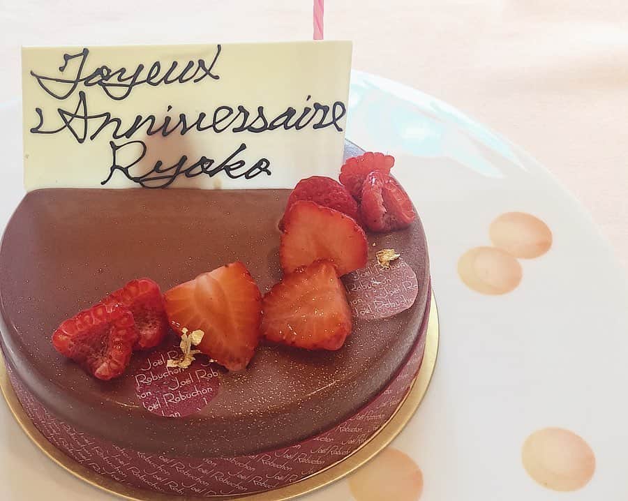 ryoko_juilletのインスタグラム：「-My birthday lunch at my favorite restaurant-  予約の関係で誕生日からはかなり遅くなって 今更感満載だけど、、、 週末はバースデーランチへ。  やっぱりロブション、最高！  あまり知られてないけど、 3階の個室は子連れOKかつ 部屋代もかからないからおすすめ❤️❤️」