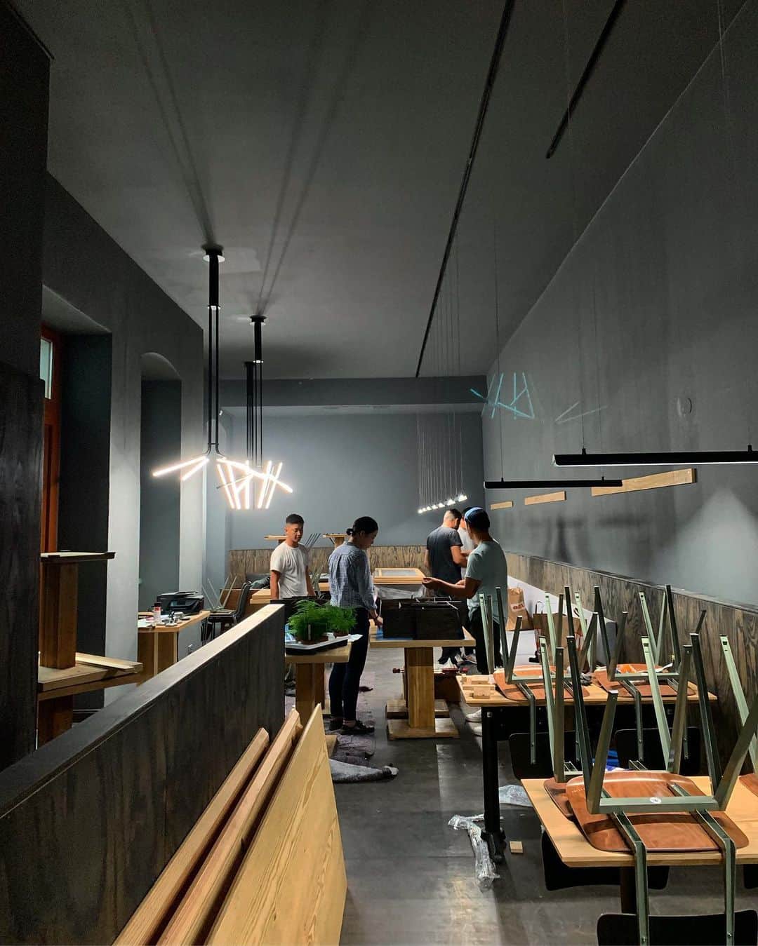 川上俊のインスタグラム：「Berlin/ construction: for new modern dine & bar with Japanese essence. Branding and interior design by artless Inc. (@shunkawakami #artless) and sawada hashimura (@yuichi_hashimura @sawada_hashimura) -  ベルリンにてオープンするモダンジャパニーズレストランのブランディングからインテリアデザインまでを artless Inc. と sawada hashimura で担当しています。  海外でのプロジェクトは、文化や感性、クオリティやスケジュールなど、いろいろ違って大変であり楽しくもある。そんな感覚です。  ラフだったり図面見てないとか計画どおり進まないことなどばかりですが、状況と環境に可能な限りフレキシブルにバランスを調整して、少し片目はつぶりながら、いい着地にしたいなと現場にいます。  今日の夜（3時間後）がオープニングレセプションなのですが、まだ全然工事してます：） shun kawakami 2019 08 19」