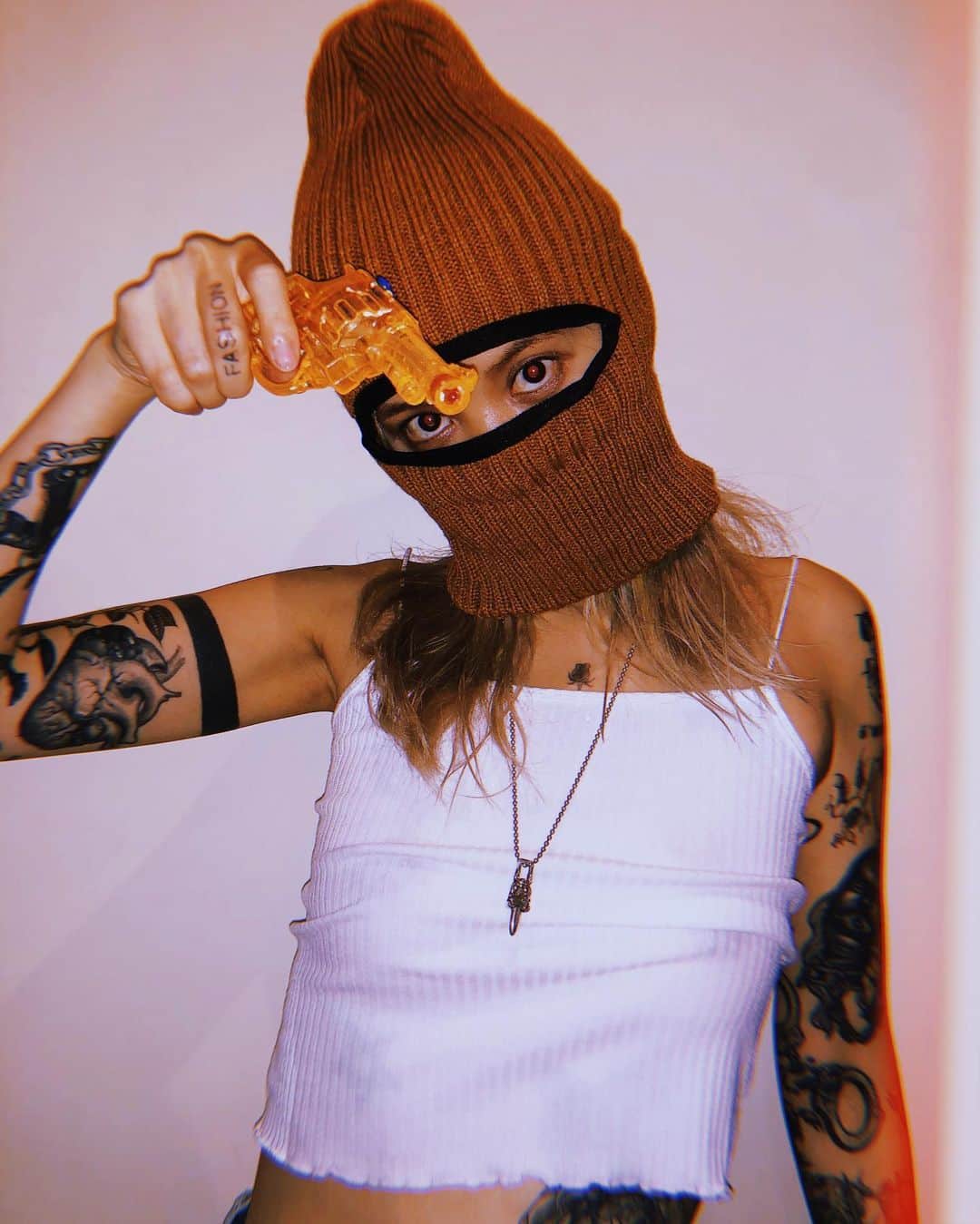 のインスタグラム：「🔫🥜 @black_weirdos #blackweirdos」