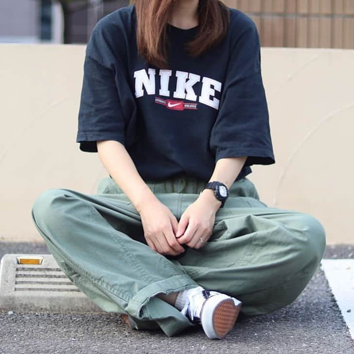 古着女子さんのインスタグラム写真 - (古着女子Instagram)「＼カジュアルコーデ💕 ／﻿ ﻿ NIKEのTシャツが主役のカジュアルコーデ🌟﻿ ﻿ ネイビーのTシャツには地味になり過ぎないように、カラーパンツを合わせると◎✨﻿ ﻿ また、ボトムスはロールアップすることで脚長効果も出ますよ🌈﻿ ﻿ 足元はバンズのスニーカーで、さらにカジュアルダウン！﻿ 気分によってスポサンを合わせてみてもいいかも👍🏻﻿ ﻿ ﻿ 🏡古着女子がプロデュースする古着ショップを紹介🏡﻿ ・9090ナインティナインティ @9090s_ 👖👟﻿ ・ひとくち  @o0_hitokuchi_ 🐻🍯﻿ ﻿ ﻿ 🌼公式LINE@→@furuzyo で検索🌼﻿ LINE@だけのお知らせや古着の疑問にも答えます！﻿ ﻿ ﻿ 古着を素敵に着こなしてる女性の方をRepostでご紹介させていただきます🐒写真は全てご本人様に【掲載許諾】をとっております💓﻿ ﻿ ﻿ ﻿ ﻿ #フルジョ #古着 #古着女子 #今日のコーデ #お洒落さんと繋がりたい #コーデ #古着コーデ #きょコ #ファッションコーデ #古着男子 #着回しコーデ #服好きな人と繋がりたい #古着好きと繋がりたい #ゆるコーデ #着画 #古着mix #古着好き  #フリクロ  #メンズライク #古着ファッション  #古着女子と繋がりたい #ナイキ #tシャツコーデ #カジュアルコーデ #バンズ #スニーカー女子 #スニーカー #パンツ #オーバーサイズ ﻿ ﻿」8月19日 21時34分 - furuzyo