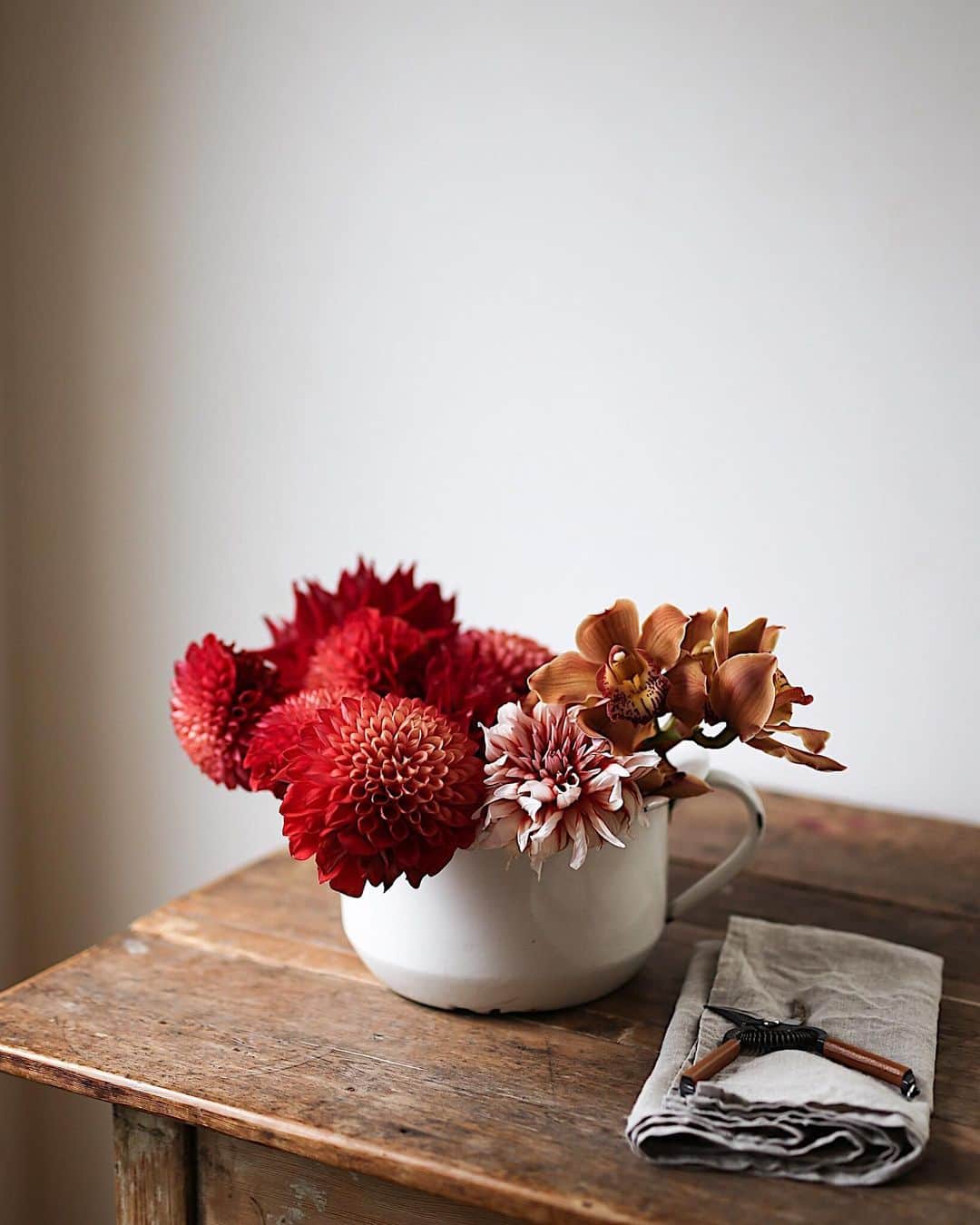 のインスタグラム：「Dahlia and orchid🧡 #dahlia #orchid ダリアとシンビジューム #赤と茶色 #3種のダリア #ラン」