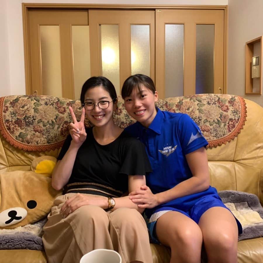 青木玲緒樹のインスタグラム：「会社のお手伝いで一日だけインターハイに。 会えないと思っていた靖子に会えてすごくハッピー😊💓 大好きで大切な同期👭 相変わらず美人さん🌸 今度は旅行で熊本行きたいな🐻‍❄️ _ #mizuno #mizunoswim #mizunoswimteam #熊本」