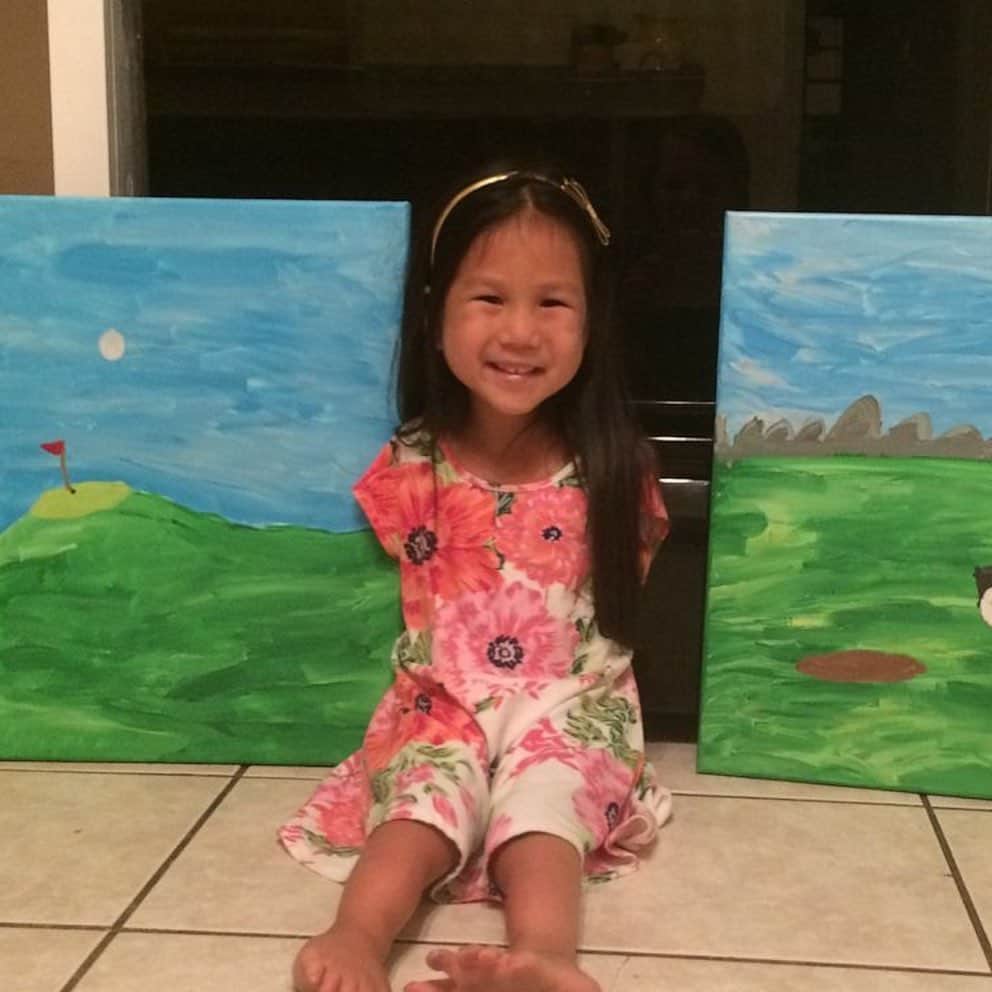 Good Morning Americaさんのインスタグラム写真 - (Good Morning AmericaInstagram)「This 4-year-old girl born without arms creates colorful paintings using her feet. Read Minh Best’s story at our LINK IN BIO. Way to go Minh! 💕」8月19日 21時38分 - goodmorningamerica