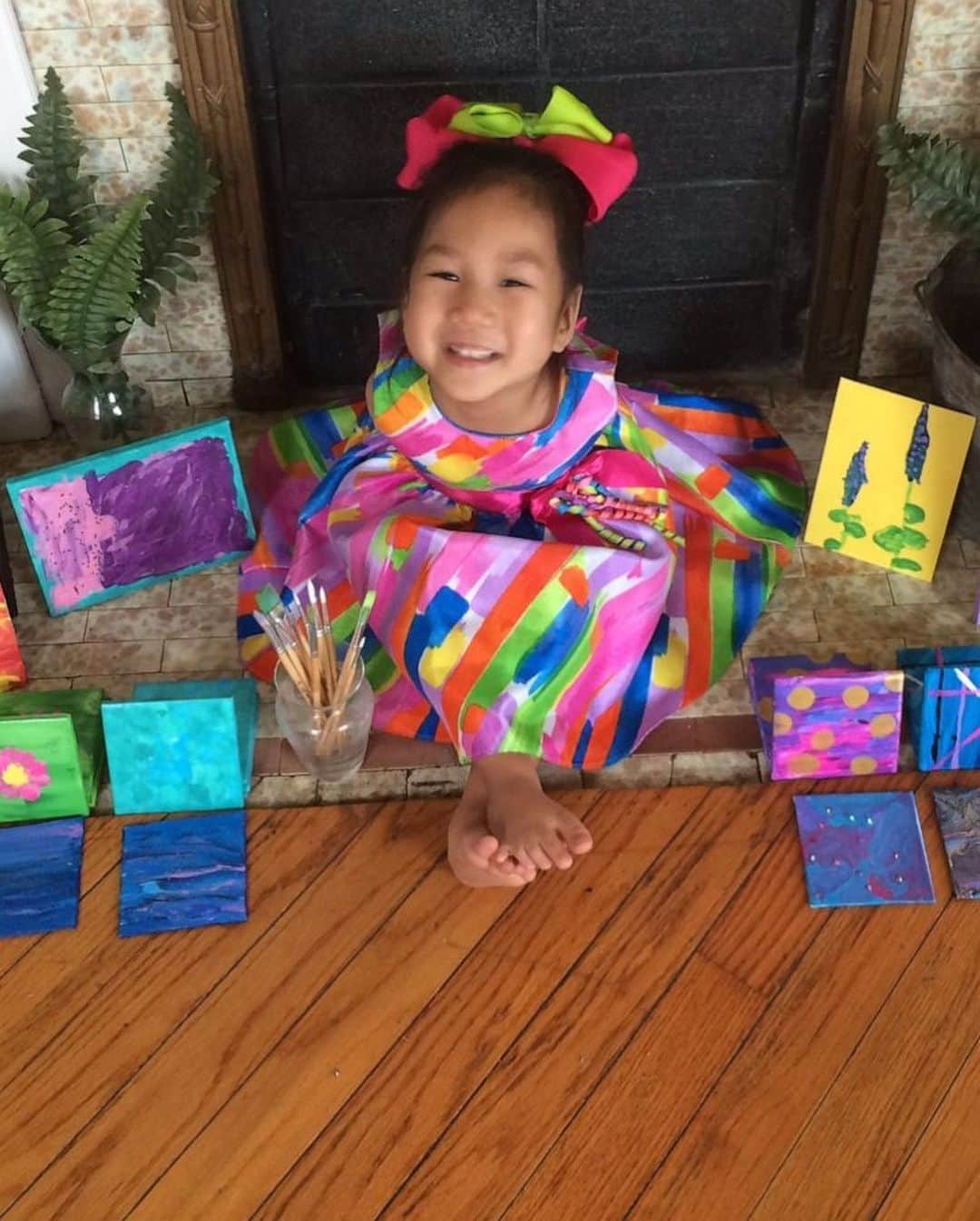 Good Morning Americaさんのインスタグラム写真 - (Good Morning AmericaInstagram)「This 4-year-old girl born without arms creates colorful paintings using her feet. Read Minh Best’s story at our LINK IN BIO. Way to go Minh! 💕」8月19日 21時38分 - goodmorningamerica