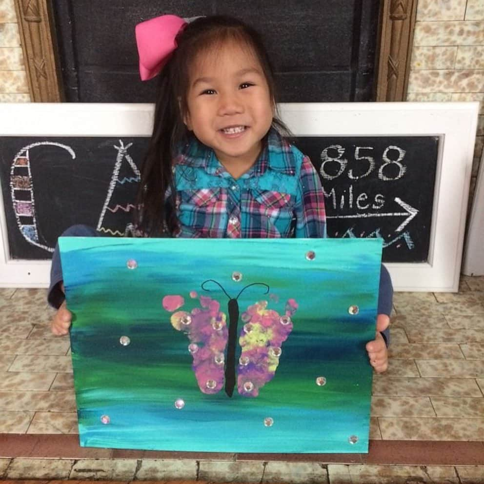 Good Morning Americaさんのインスタグラム写真 - (Good Morning AmericaInstagram)「This 4-year-old girl born without arms creates colorful paintings using her feet. Read Minh Best’s story at our LINK IN BIO. Way to go Minh! 💕」8月19日 21時38分 - goodmorningamerica