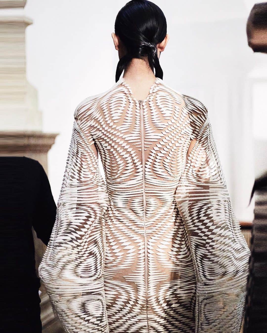 Iris Van Herpeさんのインスタグラム写真 - (Iris Van HerpeInstagram)「A different perspective ~ a few more weeks to visit the 'Wonder Women' travelling exhibition at @modemuseum_hasselt in Belgium, to see the ‘Data Dust’ kimono dress details and more Iris van Herpen Couture pieces.  Open until September 15th. Photo by @mollysjlowe ~  #irisvanherpen #wonderwomen」8月19日 21時49分 - irisvanherpen