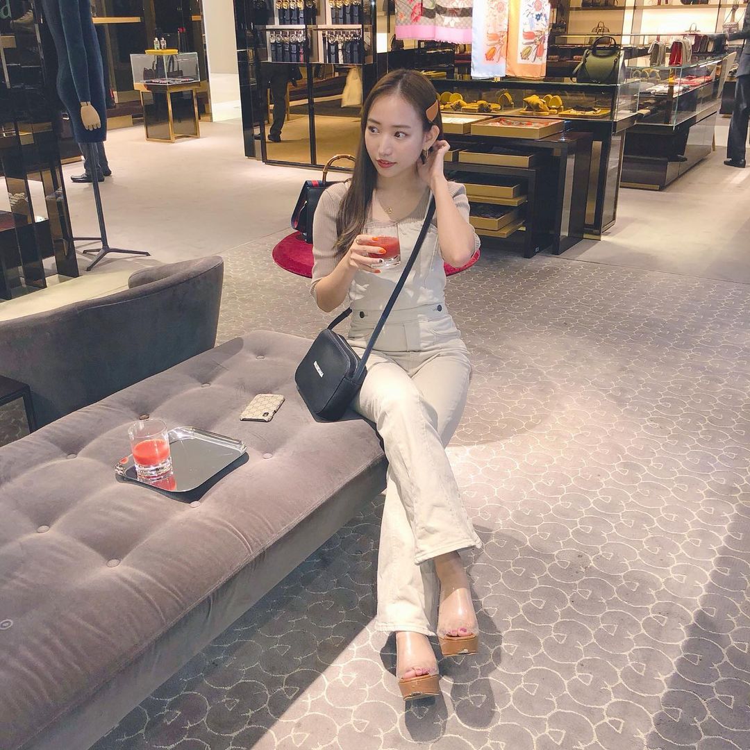 のインスタグラム：「質問多かったこのオールインワンはsnidelの♥️今日の洋服全身snidelだ。笑 このクリアのヒール歩きやすすぎて最近ずっとこれ✌︎ #ootd #snidel #balenciaga」