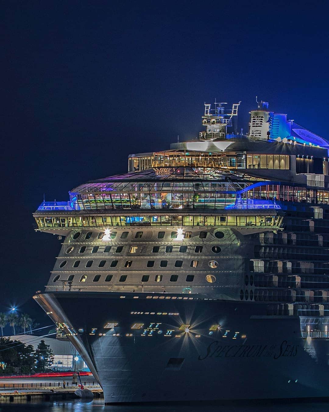 のインスタグラム：「マリンポート鹿児島に再訪したバハマのクルーズ船⛴️「スペクトラムオブザシーズ」  今回は時間の制限もなかったので、撮りたいアングルから撮影することができました(*^^*) スペクトラムオブザシーズの次の寄港は22日(木)ですが、18時に出港なので年内の夜間撮影チャンスはもうなさそうです。。 せめて日中だけでもそのスケールを見に行って見てくださいね！  #鹿児島 #鹿児島観光 #マリンポート鹿児島 #マリンポートかごしま #クルーズ船 #スペクトラムオブザシーズ #japan #kagoshima #カメラブ #eos5dmark4  #東京カメラ部」