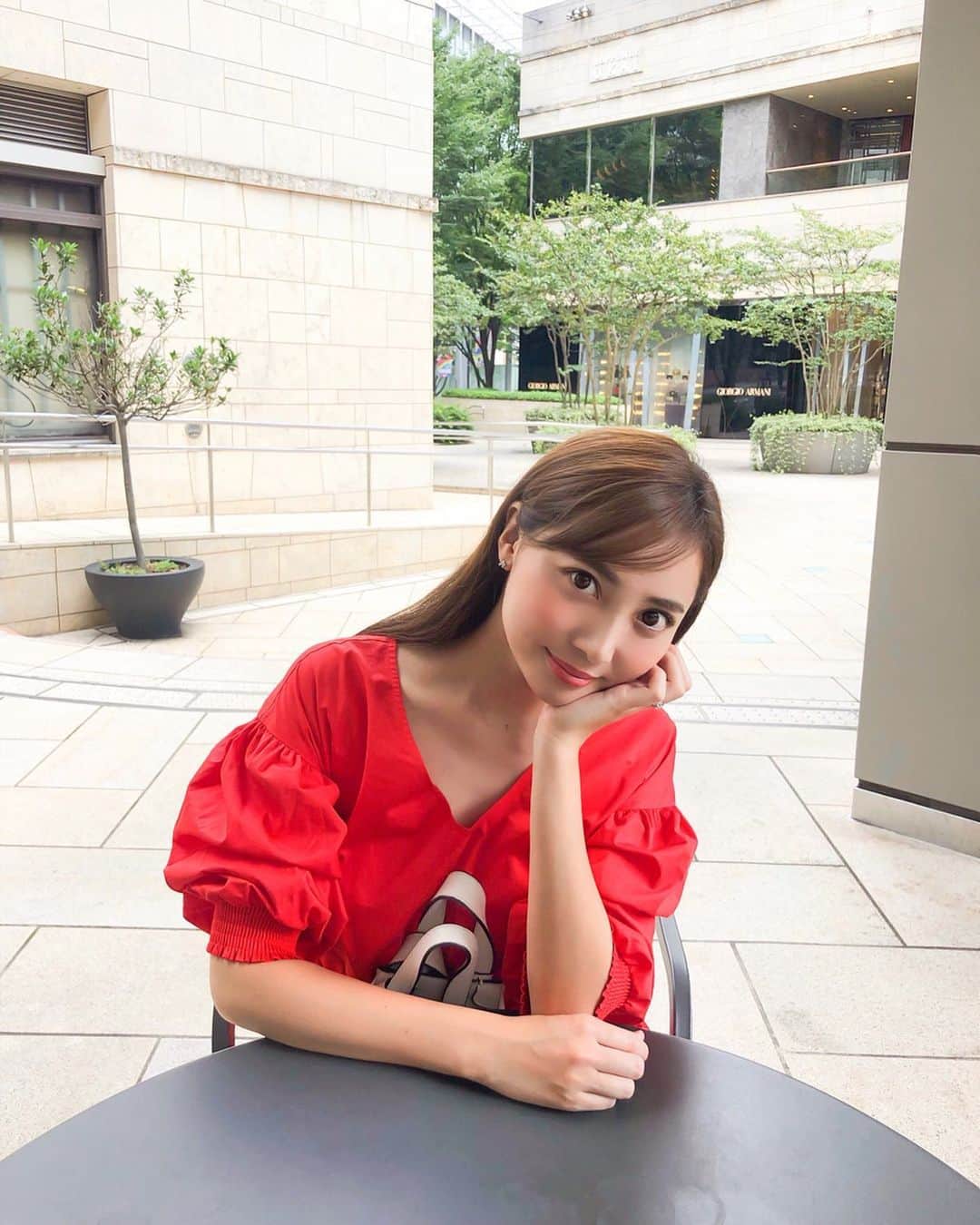 のインスタグラム：「. . 最近 顔がすっきりしたね って色んな方に言われて HIFUの効果を実感中🥰 よく聞かれるクリニック名は "表参道スキンクリニック @omotesando_skinclinic "です✨ お肌のことはこちらにお任せしています。色んなクリニックでレーザー系をやってきましたが、ここが一番丁寧でしっかり当ててくれる気がする! 今回は笑気麻酔をしながら強い出力で当てたので かなり効果を実感しています◎ レーザー系は簡単そうに見えて 執刀医の腕で効き目が全く違う。クリニック選びにお悩みの方は是非^ ^ . #表参道スキンケアクリニック #ハイフ #HIFU #ソノクイーン #ウルトラセル #ウルセラ #リフトアップレーザー #美容 #リフトアップ #アンチエイジング #ワンピース #ケイトスペード #六本木けやき坂 #夏コーデ #どこでもすぐ休憩 #お出掛け」