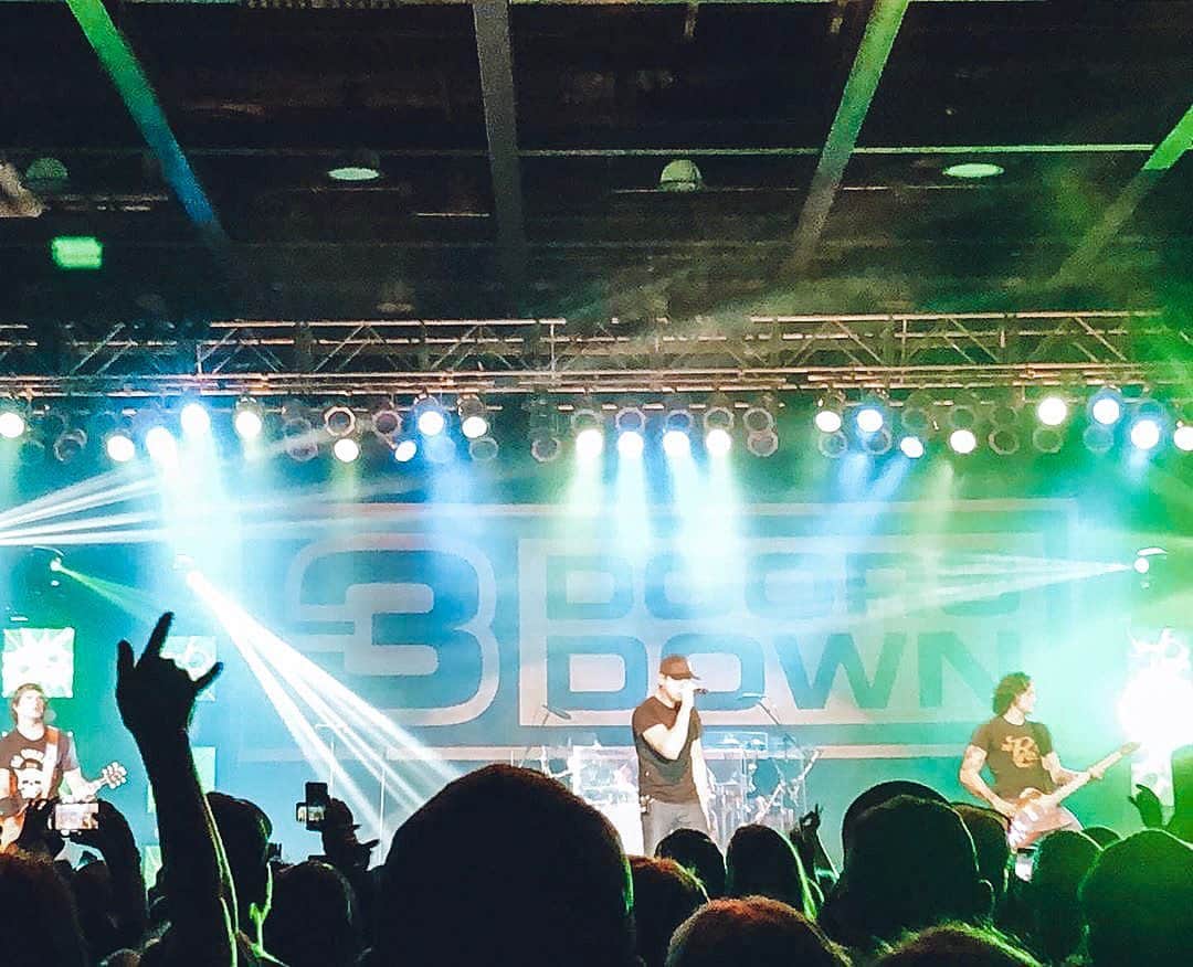 3 Doors Downのインスタグラム：「Thank you, South & North Dakota for an incredible weekend! 🤘🏻 We're gearing up for a jam-packed week of shows. Who are we going to see in the crowd this week? 📸: @kaitlyn.dix」