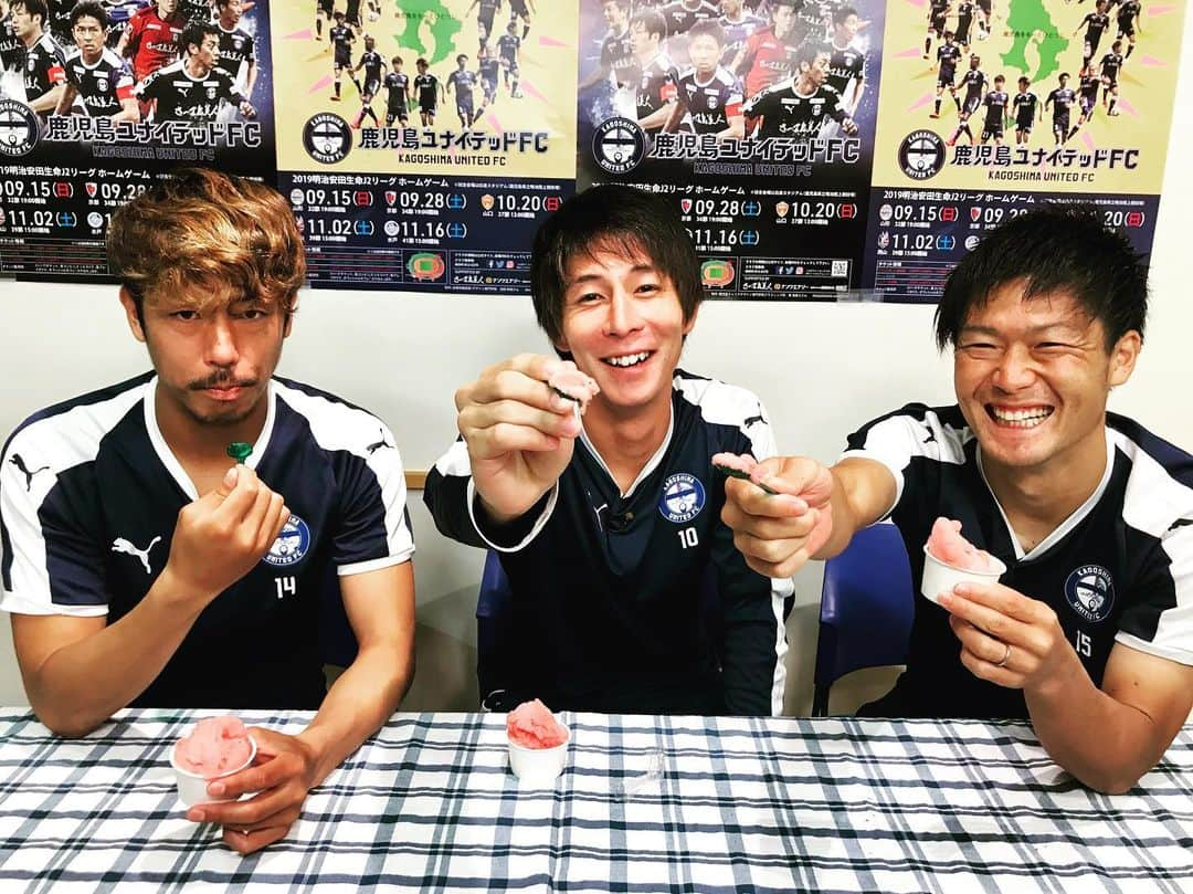 鹿児島ユナイテッドFCさんのインスタグラム写真 - (鹿児島ユナイテッドFCInstagram)「🍓🍨あ〜ん😍 ユナマルシェ  スタジアムグルメを食い尽くす🍽 8.31(土）9:40〜 #KYT #ユナイテッド魂 #ユナ1グルメ はケンタくん、レイ、ノリくんの食リポです🍽 📺放送をお楽しみに〜✨ #鹿児島ユナイテッドfc #鹿児島ユナイテッドFC  #よかにせイレブン #jリーグ #J2 #西岡謙太 #米澤令衣#藤澤典隆 #鹿児島のメシは美味い #だから当然スタグルも美味い😋 #農園ガーデン空 #楽園のジェラート #苺ジェラート #阿久根 #Pizzamoconeco #マルゲリータピッツァ #完食 #美味しくいただきました ❤️」8月19日 21時59分 - kagoshimaunitedfc