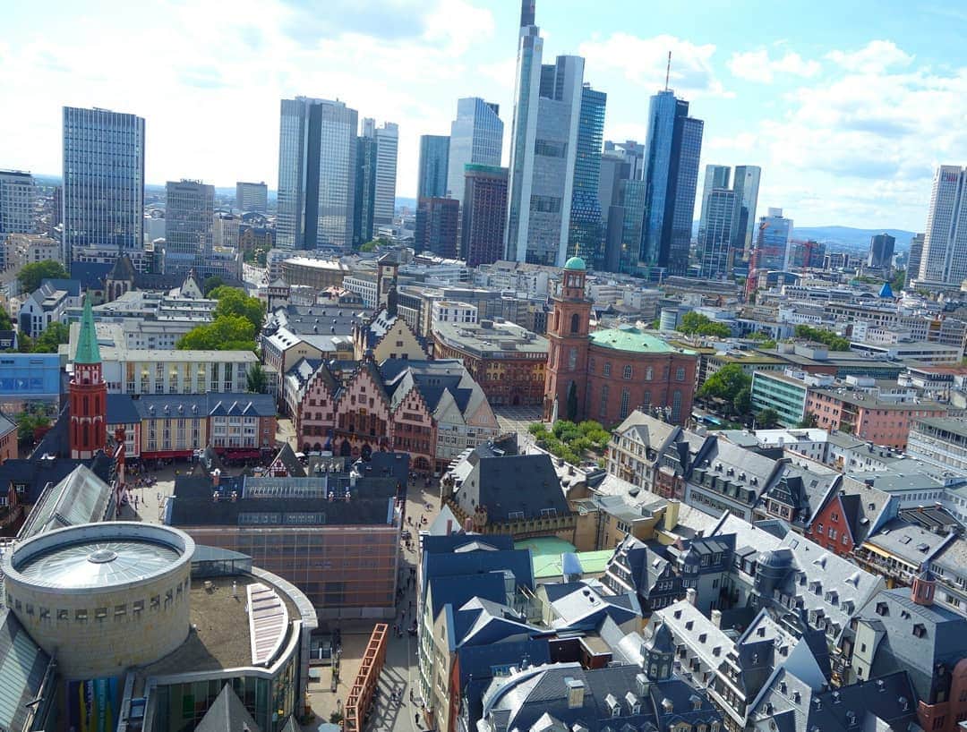 DJ DAIKI（若林大輝）さんのインスタグラム写真 - (DJ DAIKI（若林大輝）Instagram)「Beautiful City in Flankfurt🇩🇪🇩🇪🇩🇪 . ドイツの商業、金融の中心地フランクフルトに7年ぶりにやって来ました👏 . とても綺麗な街でドイツの哲学者ゲーテの生まれ故郷でもあります。まずはフランクフルトソーセージとビールで乾杯🍻 . #summervacation #djlife #dj #djdaiki #follow4follow #follow #followme #amazing #bestoftheday #fun #smile #yolo #ドイツ #フランクフルト#大聖堂 #ライン川 #7年ぶりのフランクフルト」8月19日 21時58分 - daiki.wakabayashi