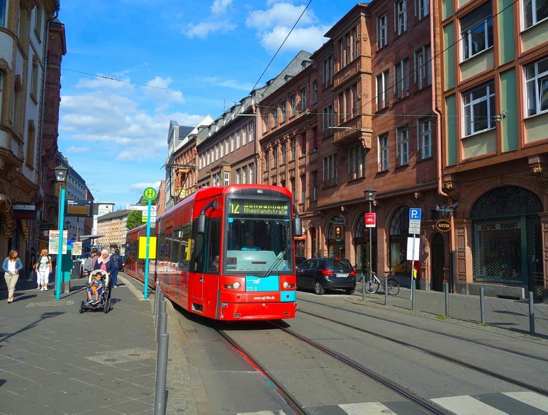 DJ DAIKI（若林大輝）さんのインスタグラム写真 - (DJ DAIKI（若林大輝）Instagram)「Beautiful City in Flankfurt🇩🇪🇩🇪🇩🇪 . ドイツの商業、金融の中心地フランクフルトに7年ぶりにやって来ました👏 . とても綺麗な街でドイツの哲学者ゲーテの生まれ故郷でもあります。まずはフランクフルトソーセージとビールで乾杯🍻 . #summervacation #djlife #dj #djdaiki #follow4follow #follow #followme #amazing #bestoftheday #fun #smile #yolo #ドイツ #フランクフルト#大聖堂 #ライン川 #7年ぶりのフランクフルト」8月19日 21時58分 - daiki.wakabayashi