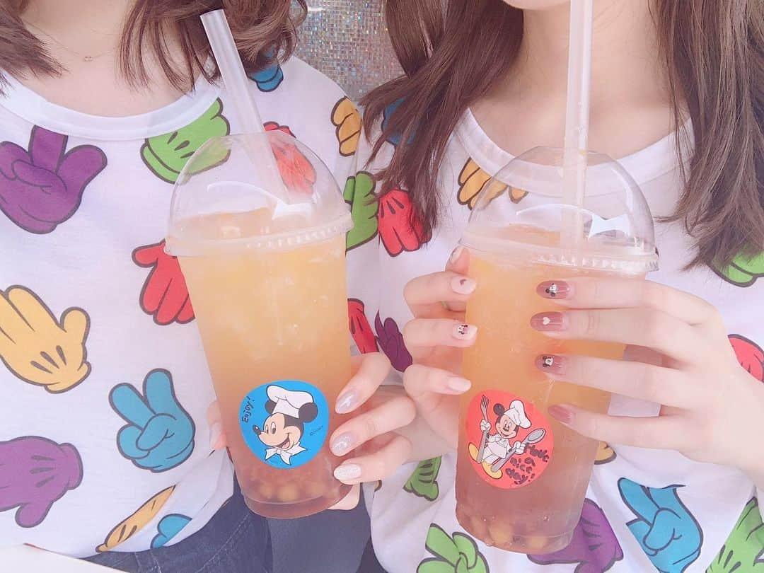 SHIHORINさんのインスタグラム写真 - (SHIHORINInstagram)「♡﻿ ﻿ ﻿ やっとやっと飲めたーーー🥰﻿ トゥモローランドテラスで売ってる﻿ 14時〜17時まで限定のスパークリングタピオカティー🥤﻿ ﻿ 想像以上に大きくてびっくり😳！！笑﻿ 暑い日にぴったり🌺☀️﻿ もちもちのタピオカにゼリーも入っていて、﻿ マンゴー&シトラスの味が﻿ さっぱりで飲みやすかった〜🤤🧡🍊﻿ ﻿ ステッカーもかわいい😍手書きメッセージつき🐭📝💕﻿ 9/1まで限定だからあと何回飲めるかな🥺﻿ ﻿ ﻿ あいにゃんとの夏ディズニー満喫投稿はまた改めて🥰💕﻿ #shihorin__disney ﻿ #disney #disneyland #tokyodisneyland #tokyodisneyresort #disneydrinks #nikoron #ディズニー #ディズニーランド #東京ディズニーランド #東京ディズニーリゾート #ディズニータピオカ #タピオカ #タピ活 #タピオカドリンク #トゥモローランドテラス﻿」8月19日 21時51分 - shihoriiin49