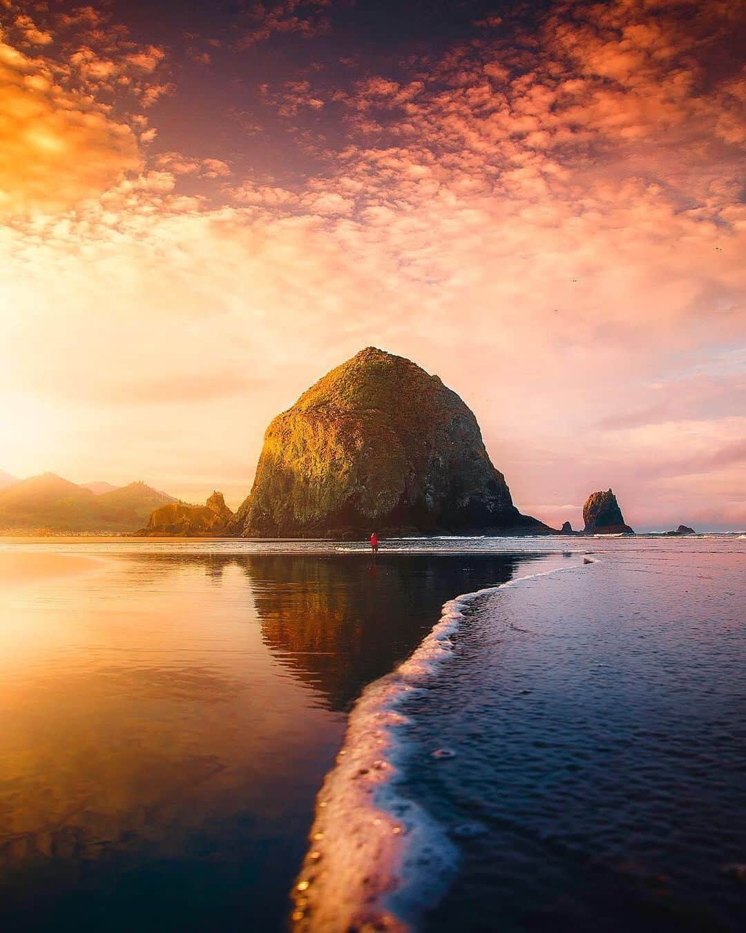 BEAUTIFUL DESTINATIONSさんのインスタグラム写真 - (BEAUTIFUL DESTINATIONSInstagram)「"@foxsbackpack and I made it to the famous Haystack Rock just minutes before this sunset popped off. Shot during our epic Pacific Northwest Road trip." Have you ever run to a spot to catch the sunset? #BeautifulDestinations ( 📷: @lifewithelliott 📍: Cannon Beach, Oregon)」8月19日 21時51分 - beautifuldestinations