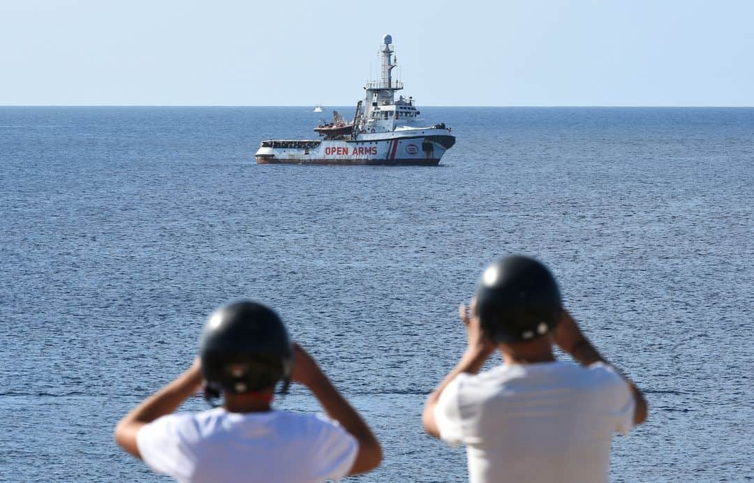 ルモンドさんのインスタグラム写真 - (ルモンドInstagram)「Jeudi 15 août, le bateau Open Arms a jeté l’ancre juste en face de l’île Italienne de Lampedusa avec à son bord 147 migrants secouru par le navire humanitaire de l’ONG espagnole Proactiva Open Arms.  Malgré les demandes répétées encore dimanche 18 août par l’organisation humanitaire espagnole, Matteo Salvini a tenu bon : pas question d’envisager le débarquement des passagers. Le ministre de l’intérieur (Ligue, extrême droite) a promis qu’il ne céderait pas et poursuit sa politique de fermeté.  Le gouvernement espagnol a proposé d’accueillir les 107 migrants de l’Open-Arms dans le port d’Algésiras, non loin de Gibraltar, mais l’ONG a refusé en rappelant que la situation « insoutenable à bord » ne permettait pas au navire d’effectuer les 950 milles nautiques le séparant du port.  La France, de son côté, s’est engagée à accueillir 40 personnes, sous réserve qu’elles soient « en besoin de protection » et qu’elles remplissent donc les critères pour obtenir le statut de réfugié, a indiqué le ministère de l’intérieur. - Photo : Guglielmo Mangiapane / Reuters (@reuters) - #Europe #Migrants #OpenArms」8月19日 21時52分 - lemondefr