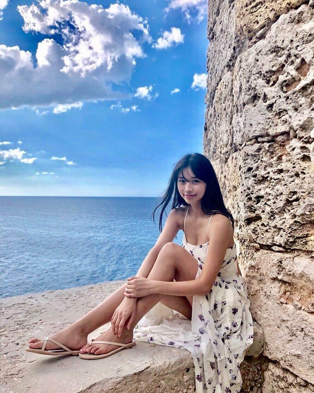 牧野真莉愛さんのインスタグラム写真 - (牧野真莉愛Instagram)「♡ ♡ ここから、カリブ海と街が見渡せます❤ ずっと座って見ていたいって思うほど･･･ すごくきれいな景色︎💕︎︎💕︎ ・ モーニング娘。'19 牧野真莉愛 写真集 ✨『 María 18 años 』✨ 発売中❣️ ♡ ♡  #María18años #写真集 #牧野真莉愛 #モーニング娘19 #morningmusume19」8月19日 21時52分 - maria_makino.official