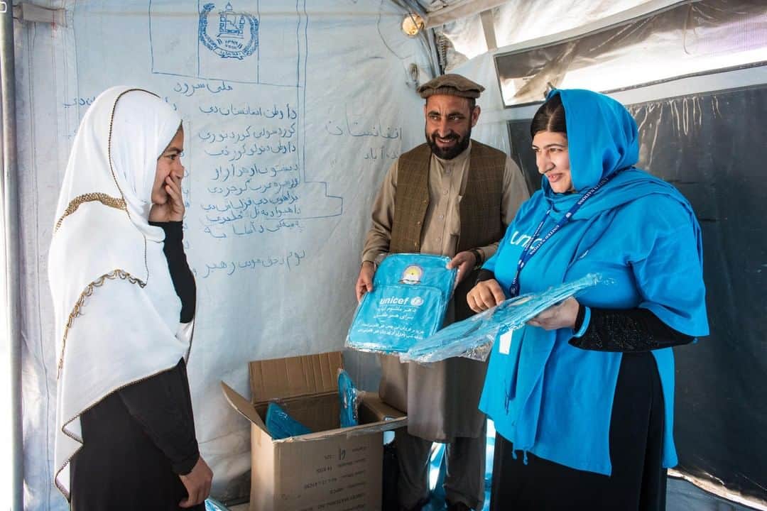 unicefさんのインスタグラム写真 - (unicefInstagram)「(2/4) This is me giving out bags at a UNICEF-supported school in Nangarhar. The smile bursting from this girl’s face was infectious. She was so excited, and told me the new bag was something she desperately needed but couldn’t afford to buy. Her happiness reminded me that I too used to yearn for a school bag. After grade 5, I had to be home-schooled because there were no schools for refugees near where I lived - and refugees weren’t allowed to join Pakistan’s formal education system. I used to envy the children who passed me by in their smart uniforms, swinging their bags full of books. Now my job helps me make sure all children have a safe space to learn with the well resourced teachers and classrooms. As you can see from this photo, children are the most positive people in the world. Moments like this drive me to achieve more for children, no matter how remote or hard-to-reach. © UNICEF/UN0309032/Kokic  #WorldHumanitarianDay #WomenHumanitarians」8月19日 21時55分 - unicef