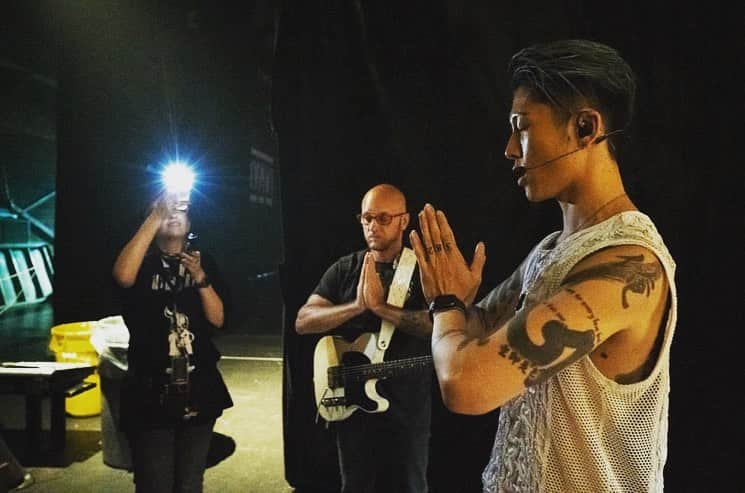 雅-MIYAVI-さんのインスタグラム写真 - (雅-MIYAVI-Instagram)「It’s all for the moment we hit the stage and share the time with you. Thanks to your support, we can step forward. Thank you 🙏🏻 全てはステージに上がるその一瞬のために。みなのサポートのおかげで、また新たな一歩が踏み出せます。ありがとう😌 #Repost @miyavi_news ・・・ 【Photo】 2019/8/16 #MIYAVI_Toronto #NoSleepTillTokyo #worldtour2019 DAY14 . #repost @zb_images Sorry it’s been a minute but we have been super busy in Canada AND I have not had much access to WiFi 😭 but here are some pics from our show in Toronto at the Queen Elizabeth theater. @miyavi_ishihara #nosleeptilltokyo #nstt #miyavi #tourphotography #tourphotographer #livemusicphotos #bandphotographer #canada #toronto」8月19日 21時56分 - miyavi_ishihara