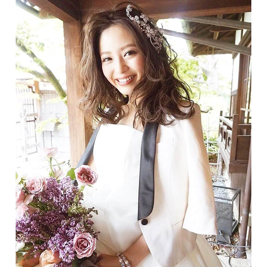 プレ花嫁の結婚式準備アプリ♡ -ウェディングニュースさんのインスタグラム写真 - (プレ花嫁の結婚式準備アプリ♡ -ウェディングニュースInstagram)「ヘアもメイクもどちらも素敵♡ブライダルヘアのphoto9枚✨ . . ➸➸➸➸➸➸➸💒➸➸➸➸➸➸➸ 同じ式場の卒花嫁さんの 本物の料金&見積もり&写真が見れる✨ . ウェディングニュース式場検索 👰 . アプリ： @weddingnews_editor web版： @weddingnews_concierge ➸➸➸➸➸➸➸➸➸➸➸➸➸➸➸➸ . . こちらのお写真は #ブライダルヘア メイクアーティスト @ceu0116 さんからリグラムさせて頂きました🌟ありがとうございました😊✨ . . . 多くの花嫁さんの憧れ✨ceu0116さんのつくるブライダルヘア💕 . カバーは #ベロア リボンとチュールベールのおしゃれヘア♥ . 抜け感が素敵な #アップスタイル のサイドとバックに黒のベロアリボンを付けたヘアで、 . リボンを2つ付けることで、どの角度からみても可愛らしく仕上がっているんです😊💓 . #メイク もとても素敵で、透明感のある艶メイクとホワイトの #アイシャドウ で正統派に♡✨ .  おしゃれに際立つ真っ赤な #リップ の組み合わせが、さすがceu0116さんのつくるヘアメイクですよね💄💕 . ほかのヘア＆メイクもとても素敵なので、ぜひスワイプ👉🏻してみてくださいね✨♩ . . ceuさんのサロンは @ceu_wedding です💕 . . ＼📷投稿お待ちしています／ . 花嫁はもちろん、業者さんも大歓迎✨ アナタのお写真をご紹介してもOKという方は、ぜひ #ウェディングニュース にお写真を投稿してください💕 . . ⬇︎関連アカウント⬇︎ . 💒式場検索 【 @weddingnews_concierge 】 👰マイレポ花嫁 【 @weddingnews_brides 】 . . その他、編集部からの連絡専用 @weddingnews_contact や、スタッフ個人の連絡用として @WN_xxxx（xxxは個人名）があります💕 . ………………………………………… ❤️WeddingNewsとは？ . 花嫁のリアルな”声”から生まれた 花嫁支持率No1✨スマホアプリです📱💕 . . 🌸知りたい… #結婚式準備 に役立つ記事を毎日150件配信中♩ . 🌸見たい… インスタの #ウェディング 系投稿TOP100が毎日チェックできる＊IG画像の複数ワード検索も可♩ . 🌸叶えたい… #結婚式 関連の予約サイトが大集合♩ . 🌸伝えたい… 自分の結婚式レポ『マイレポ』が簡単に作れる♩卒花嫁のレポが読める♩ . . @weddingnews_editor のURLからDLしてね✨ . . . #プレ花嫁 #お呼ばれヘア  #花嫁  #ウエディング  #プレ花嫁準備 #2019秋婚 #ウェディングヘア #ヘアアレンジ #ヘアスタイル #ウェディングドレス #おしゃれさんと繋がりたい #美容室 #大人婚 #2019冬婚 #浴衣ヘア #日本中のプレ花嫁さんと繋がりたい #二次会ヘア #海外挙式」8月19日 22時08分 - weddingnews_editor