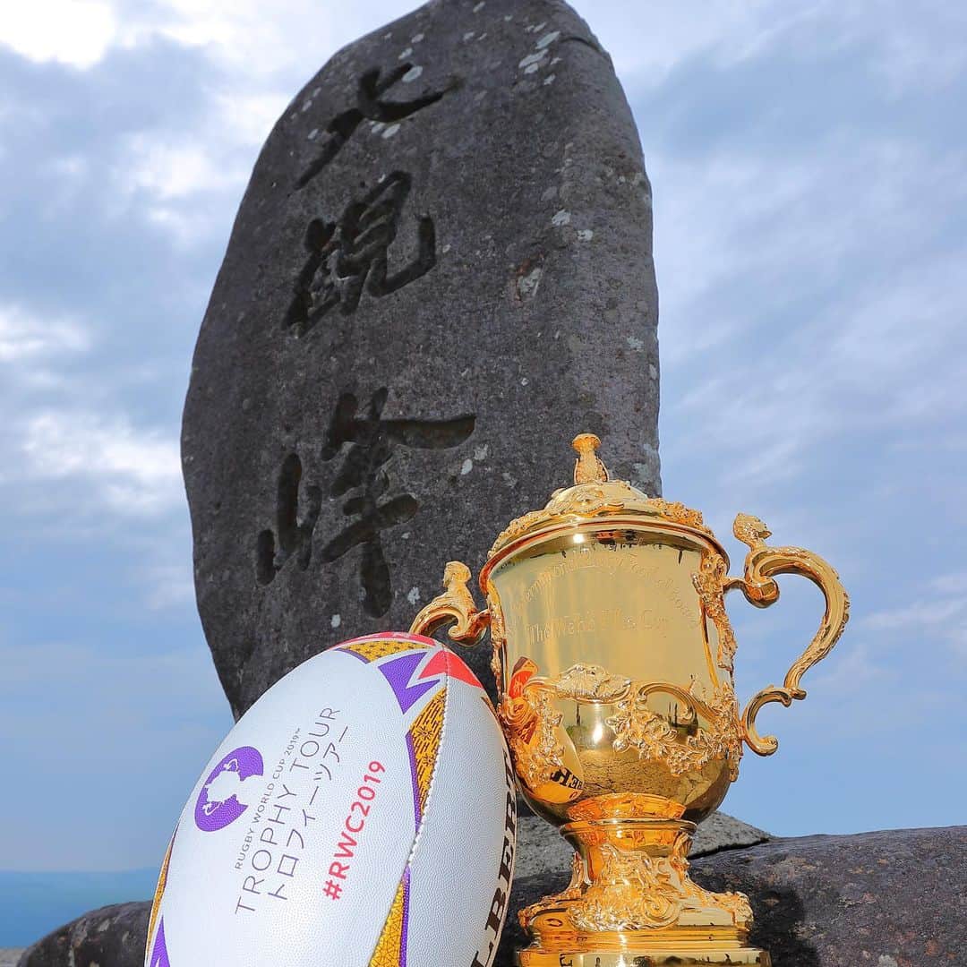 ラグビーワールドカップさんのインスタグラム写真 - (ラグビーワールドカップInstagram)「. 熊本を訪問したウェブ・エリス・カップ🏆 阿蘇五岳を一望できる景勝地「大観峰」を訪れました✨ . #RWC2019 #Rugby #Rugbygram #Sport #WebbEllisCup #Kumamoto #Aso #Mountain #VisitJapan #JapanTrip #熊本 #阿蘇 #大観峰 #ラグビー」8月19日 21時59分 - rugbyworldcupjp