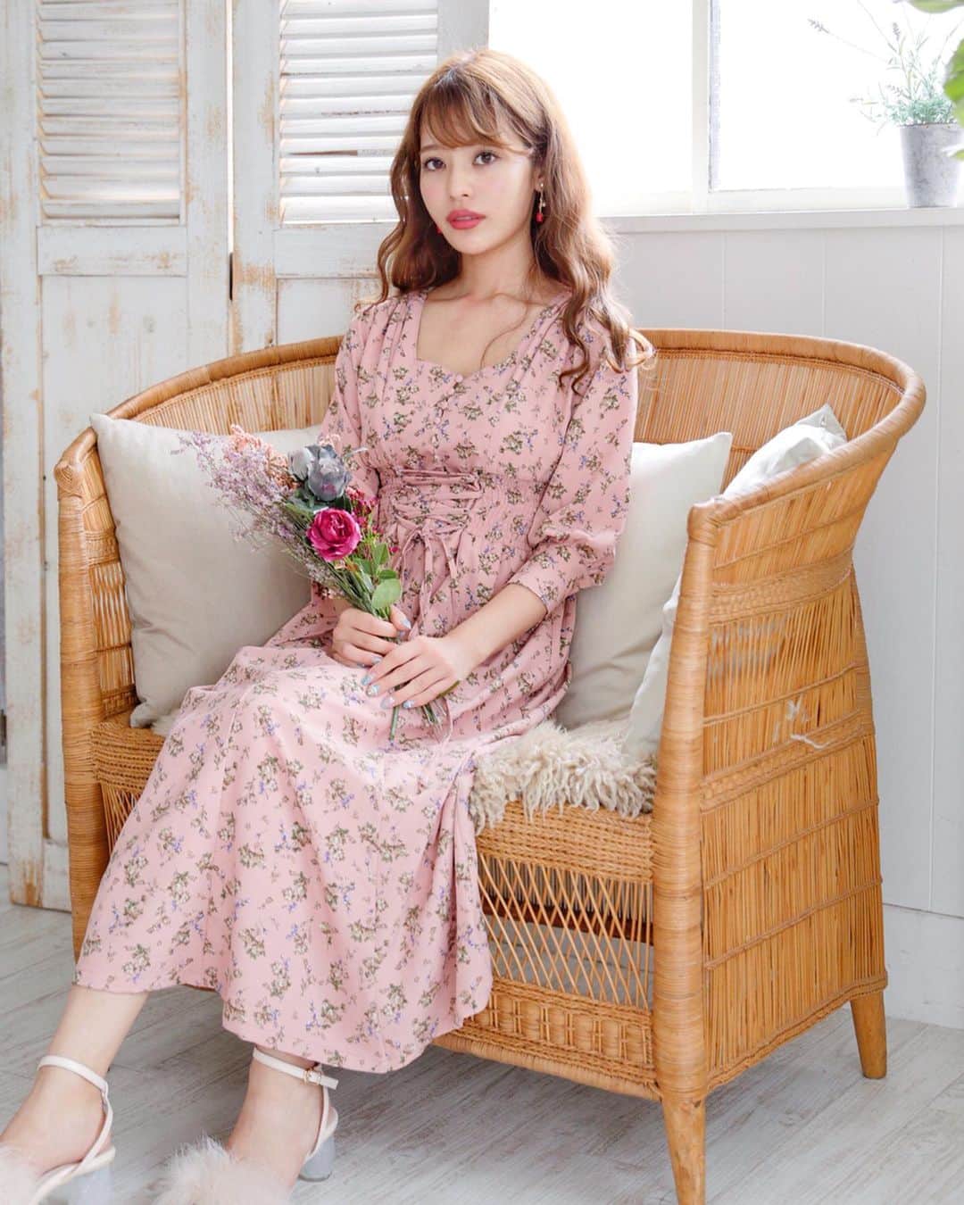 のインスタグラム：「みんなにお知らせ〜📢💕✨﻿ ﻿ ﻿ 9月14日（土）Honey Salon 梅田エスト店で﻿ 来店イベントさせて頂くことになりました🙇‍♀️💗﻿ ﻿ 久しぶり＆大阪でイベントは初めてなので﻿ 本当にどきどきです。。。🥺﻿ そして、当日は私の誕生日なんだ🎂✨﻿ もしご都合合えば、会いにきてくれたら嬉しいです💗 ﻿ ﻿ 今回はコラボアイテムも発売するよー！！﻿ まずワンピース👗💕﻿ 大人なローズ柄で、私の大好きなくるみボタンと、レースアップ を取り入れました！高い位置のレースアップできゅっとしまるのでスタイルアップして見えます。曲線的なデコルテラインと肩のギャザーが女性らしい印象に。着丈も少し短めのロング丈で、足首部分が見えるので細見え！ブーツを履いてもチラ見えしてかわいいよ！﻿ ﻿ ノベルティのイヤリングはローズモチーフ🥀﻿ 一輪のローズモチーフは珍しいんじゃないかな？つけるとコットンパールが揺れて可愛いです。ベルみたいなバラでお気に入り💛🌹﻿ ﻿ カバンはヴィンテージ風で大人なデザイン👜﻿ 何にでも合わせやすく使いやすいです！裏地をシックなローズピンクにしたのもポイントです💓﻿ ﻿ どれも甘すぎず大人可愛いデザインに仕上げたので﻿ 気に入っていただけたら嬉しいです🥰💕﻿ ﻿ ﻿ -----------------------------------------------﻿ ﻿ ﻿ 【バースデー来店イベント】﻿ ９月１４日（土）ハニーサロン 梅田エスト1F ﻿ 《一部》13:30〜15:00﻿ 《二部》17:30〜19:00﻿ ハニーサロンの商品を税抜1万円以上お買い上げの方に﻿ 2ショット撮影＆レディローズイヤリングを﻿ ノベルティとしてプレゼント致します。﻿ ﻿ レディローズワンピース（pink/beige）﻿ ¥8500+tax 大阪店限定。﻿ クロコヴィンテージスクエアバック（black/beige）﻿ ¥8000+tax 大阪店先行発売。﻿ ﻿ ﻿ #honeysalon#ハニーサロン#大阪#梅田エスト」