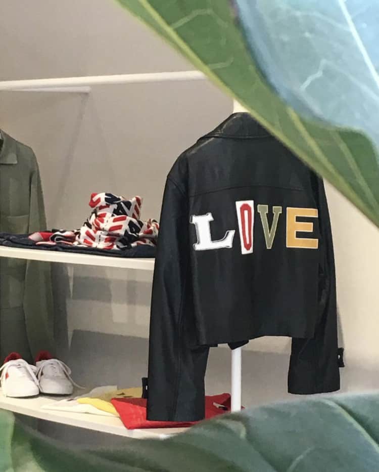 のインスタグラム：「New LOVEly Collection at #pontevetero6 ❤ Come to discover more in our Milan boutique or on alysi.it . . #alysi #fw19 #fallwinter #love #leatherbiker #newcollection #creme #precollection #milan #boutique #fallinlove」