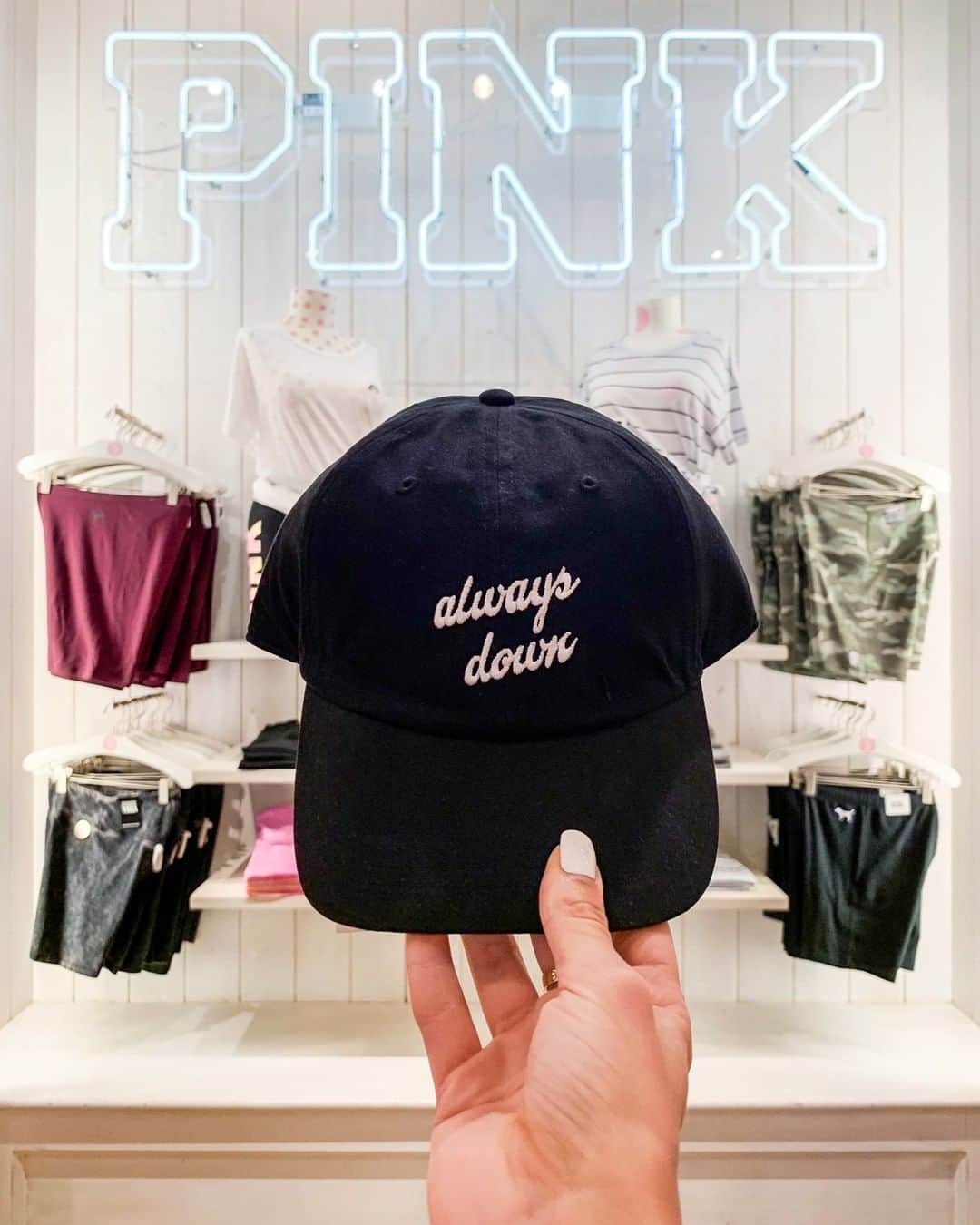 Victoria's Secret PINKさんのインスタグラム写真 - (Victoria's Secret PINKInstagram)「On days with no class, we're always down to shop! 🛍 #SyllabusWeek」8月19日 22時00分 - vspink