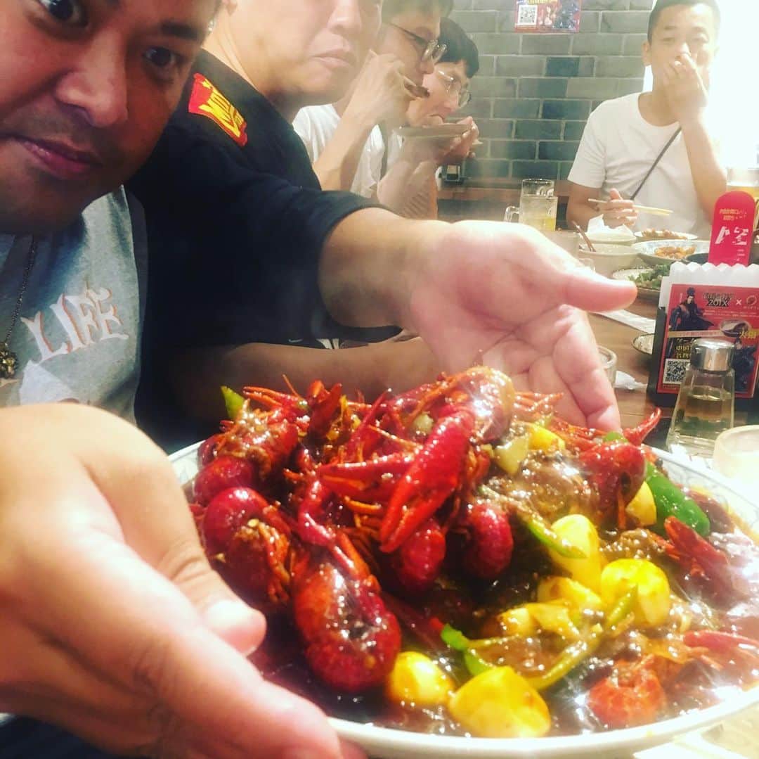 宮田麺児のインスタグラム：「別にええねんけど 打ち上げ。 ザリガニたのむわ 明らかに 席の場所 エレベーターのエントランスやわ。  #エレベーター#エントランス#ザリガニ#久保田#佐久間#秋山」