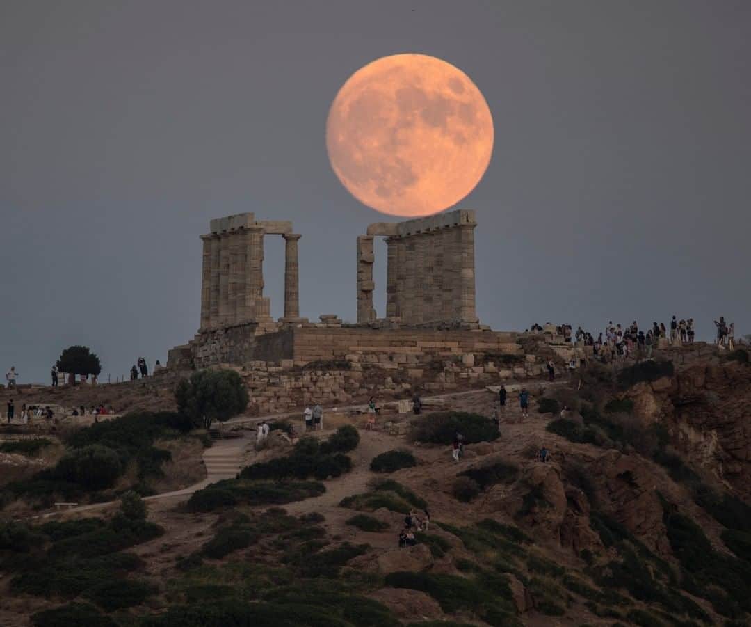 National Geographic Travelさんのインスタグラム写真 - (National Geographic TravelInstagram)「Photo by Muhammed Muheisen @mmuheisen | It was a special moment watching and photographing the moon as it rose above the columns of the ancient Temple of Poseidon, built in 444 B.C., in Cape Sounion, Greece. For more photos and videos from different parts of the world, follow me @mmuheisen and @mmuheisenpublic #muhammedmuheisen #Greece #Sounion #Poseidon」8月19日 22時02分 - natgeotravel