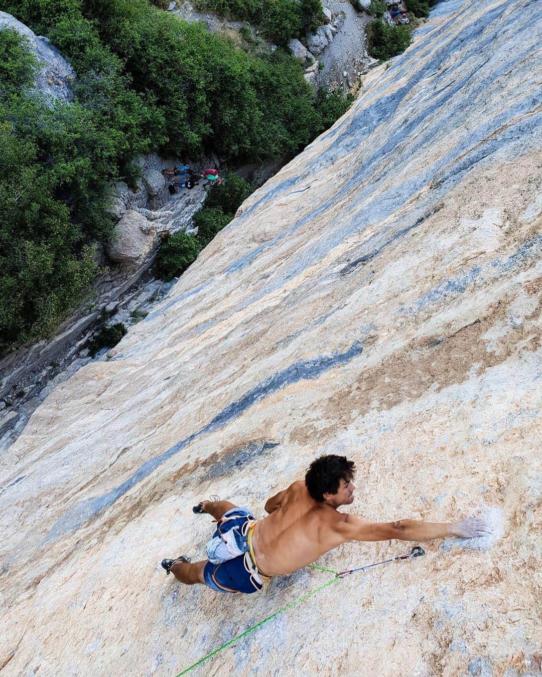 ミレーさんのインスタグラム写真 - (ミレーInstagram)「Rest is boring. Here @symon9v attempting Le Cadre 9a in Ceüse. #MilletRiseUp #climbing #9a #escalade #klettern #ceuse #restisboring」8月19日 22時08分 - millet_mountain