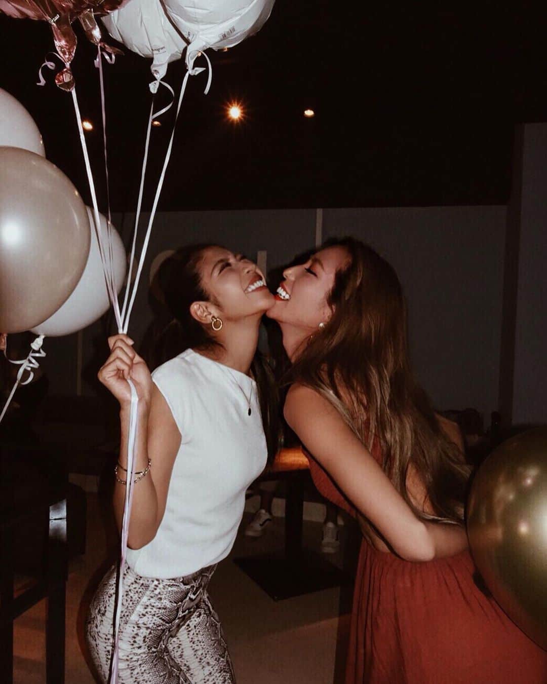 佐藤あずみのインスタグラム：「今年は写真撮れたね❤︎ 思い出もどんどん増えるね❤︎ . 笑顔が一番似合うさっきんが、これからもずっと笑顔で過ごせますように...!! . 安定の登場シーン！ ケーキかわいしゅぎる...❤︎ . #birthday #bday #happy #bff #drink#biglove #bdp #party #goodtime #funny #bigsmile #お誕生日 #おめでとう」