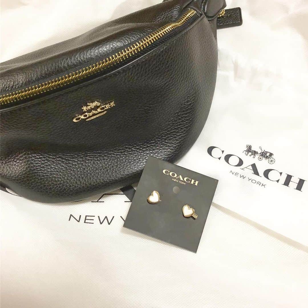 のインスタグラム：「Thank you😭 ずっと欲しかったウエストポーチ｡ﾟ(ﾟ⊃Д⊂ﾟ)ﾟ｡ピアスまで😭可愛すぎる(´﹃｀) よしコメント返します🥺 #instalike #instagood #instagram #fff #l4l #like4likes #coach #いいね返し」