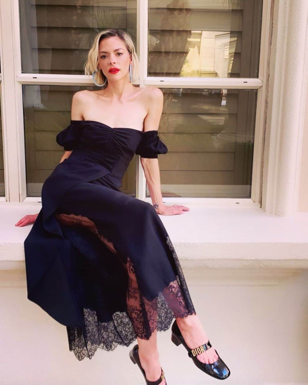SELF PORTRAITさんのインスタグラム写真 - (SELF PORTRAITInstagram)「Actress @jaime_king wore Fall’s 19 OFF SHOULDER CREPE AND LACE DRESS to WWD Magic in Las Vegas, Nevada. Styled by @annabelleharron  Link in story」8月19日 22時09分 - mrselfportrait