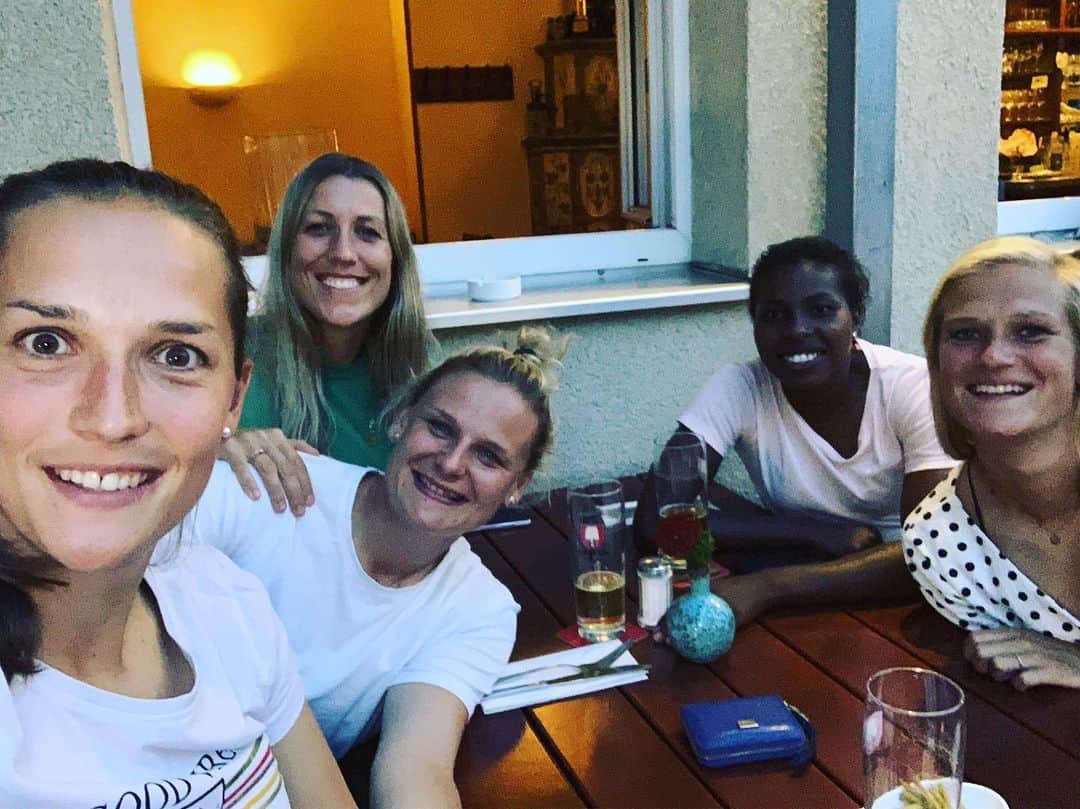 Verena Faisstさんのインスタグラム写真 - (Verena FaisstInstagram)「🛵-tour with a good company 👩🏼👩🏽‍🦱👱🏽‍♀️👩🏾‍🦱👵🏼 #hellofromthevespaside #flirtationonfire #deeptalks #ohneradlerohnemich」8月19日 22時12分 - vereni2205