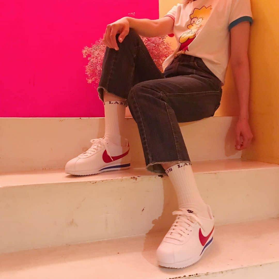 のインスタグラム：「. ピンクとイエローの壁が可愛いスポットで📸💗 ブルーとレッドの2色使いが可愛いNIKEのコルテッツで👟 #atmos#atmostokyo#atmospink#sneaker #アトモス#アトモスピンク#スニーカー #スニーカー女子#スニーカーコーデ#NIKE#CORTEZ #ナイキ#コルテッツ」