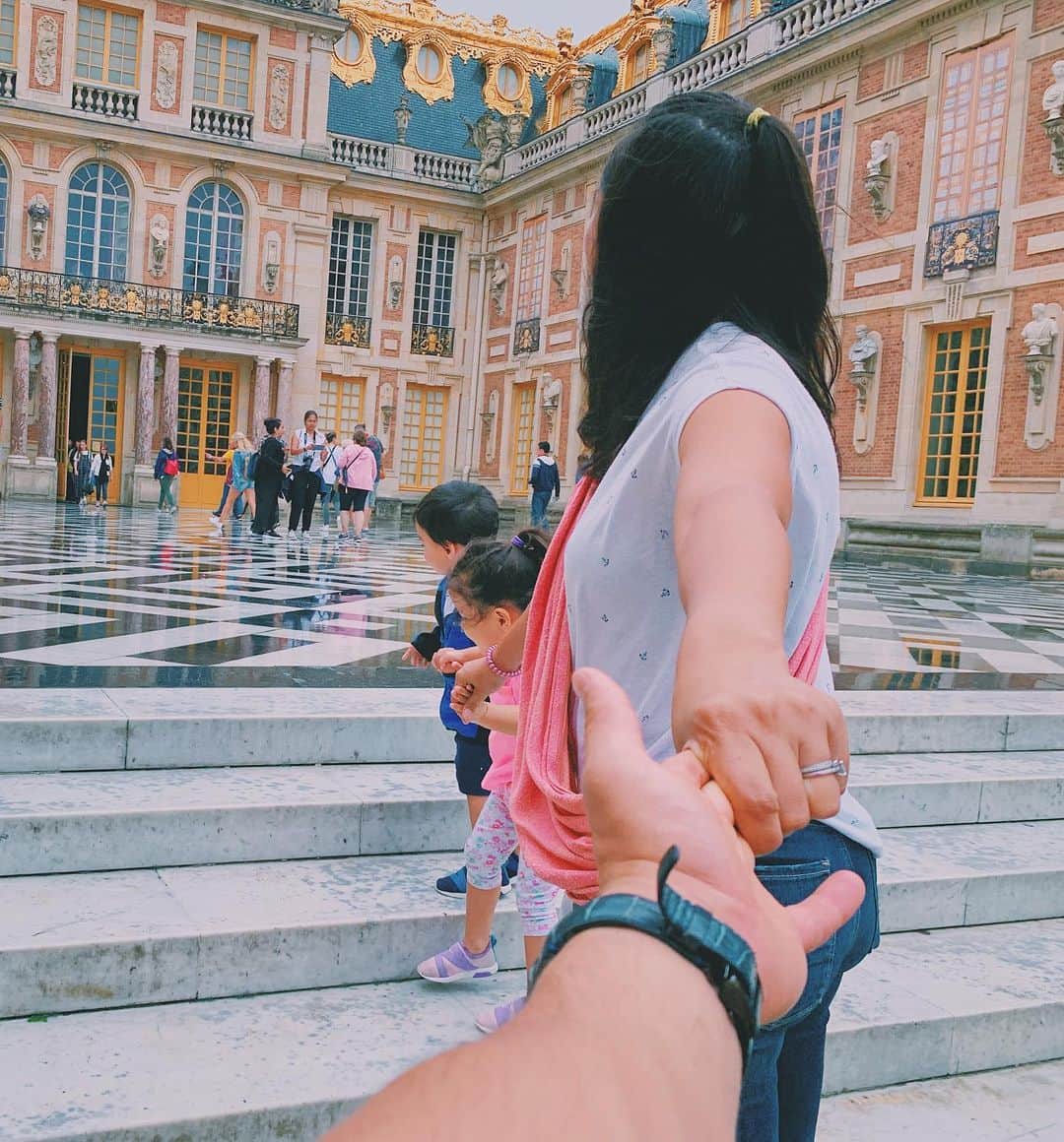 のインスタグラム：「Follow everyone to the Palace of Versailles 👑 * * * * * #followmeto #palaceofversailles #france #paris #summerholiday #familyvacation #twins #boygirltwins #twimom #toddlertravel #momlife #双子ママ #双子育児 #双子 #2歳10ヶ月 #フランス #パリ #ベルサイユ宮殿 #子連れ旅行」