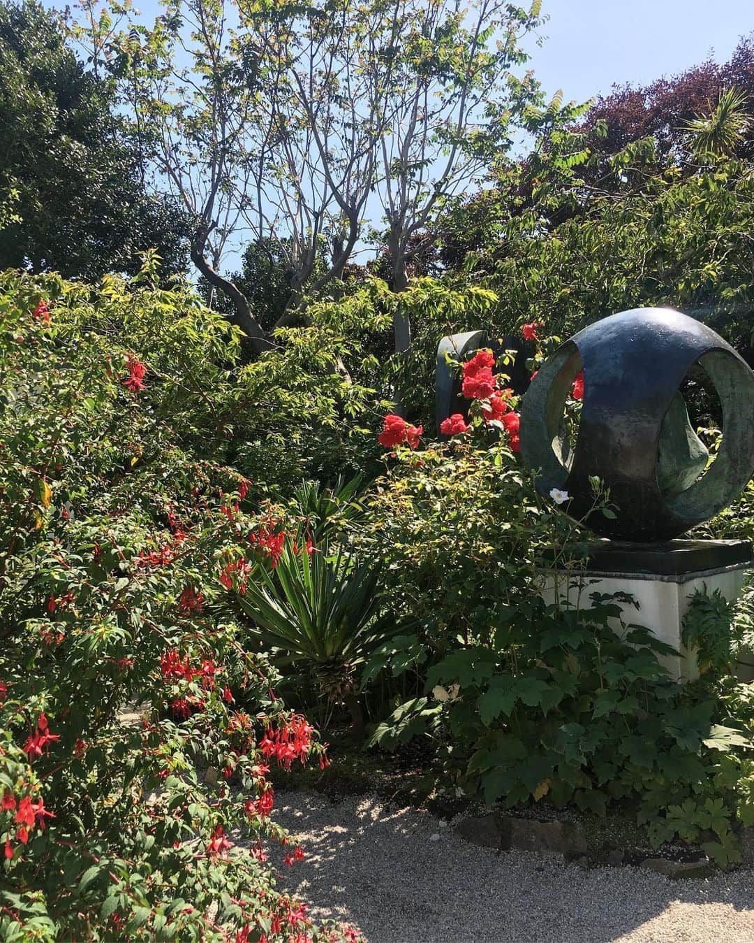 サザビーズさんのインスタグラム写真 - (サザビーズInstagram)「For our next #SothebysOutofOffice, we’re heading to the home of one of Britain’s most famous sculptors, Barbara Hepworth ⛏  Sotheby’s Head of Modern & Contemporary African Art @hannah_o_really took a trip to The Barbara Hepworth Museum and Sculpture Garden in St Ives. Hepworth first came to live in Cornwall with her husband Ben Nicholson and their young family at the outbreak of war in 1939. She lived and worked in Trewyn Studios – now the Barbara Hepworth Museum – from 1949 until her death in 1975. - Hepworth’s family opened the museum in 1976, after the wishes expressed in her will. Containing the largest collection of the artist’s works, the Museum has been run by @tate since 1980. - #OutofOffice #BarbaraHepworth #SothebysCTPAfrican #SothebysModBrit」8月19日 22時21分 - sothebys