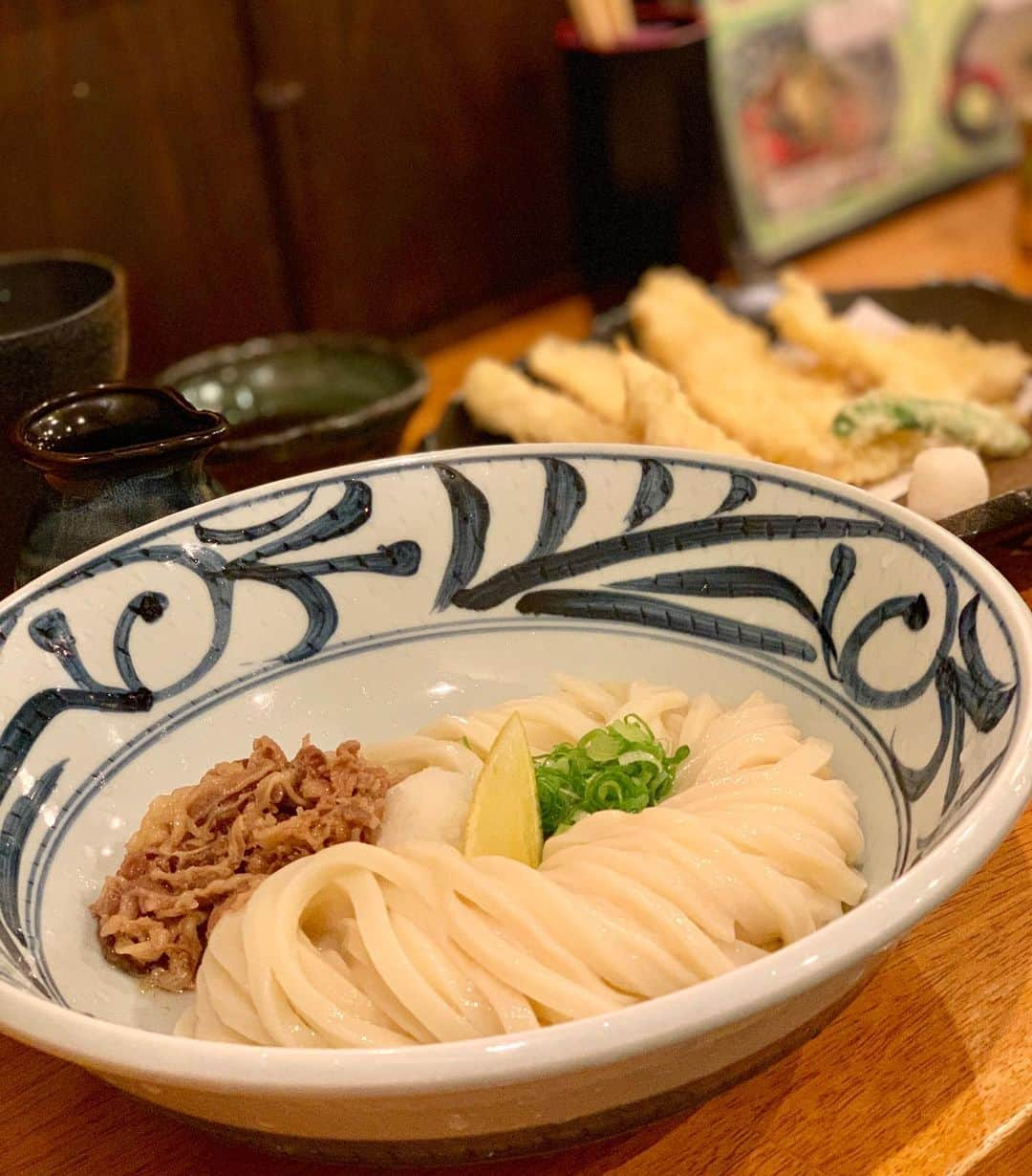 福西崇史さんのインスタグラム写真 - (福西崇史Instagram)「. いつもうどんは食っちゃうよね〜笑🤣 . #うどん #饂飩 #ウドン #さぬきうどん #えひめ #にいはま #うどん好き #肉ぶっかけ #とり天 ＃ナイスペア #違う店だけどミックスジュースも飲むね〜 #笑 #ポートレートおじさん #instagood #instafood #instadrink」8月19日 22時33分 - takashi_fukunishi