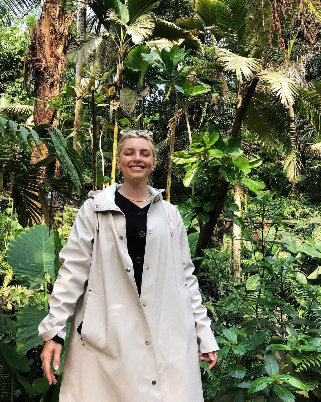 Estée Lalondeのインスタグラム：「Explorin’ 🍄🐸🌴🌿✨🦠☔️」