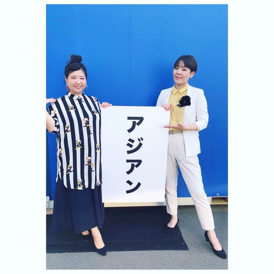 馬場園梓さんのインスタグラム写真 - (馬場園梓Instagram)「へい♪  夏休みは連日、漫才のお出番をいただいております。  先日、 大阪の漫才劇場出番終わりに、 村田くんとMIHOと、 美味しいお酒を飲みました。  美味し嬉し美味し楽し☺︎ とっても ルン♪ でした。  西梅田劇場が今月一杯で契約満期で閉館するので、 我々はこの劇場は最後のお出番でした。  電車の音や車の音、 雨風の音がダイレクトに聞こえる テント丸出しの舞台でしたが、 なんだか味があって それはそれでいい経験♪  進行さんがいつもステキなメモ書きをしてくれていて嬉しかった。  今月末まで演目はありますので、 記念にぜひ！  お越しいただきましたみなさま、 誠にありがとうございました！  暑い日に食べたピノが格別でした。  ルン♪  #yeah #exciting #よしもと #西梅田劇場 #漫才 #お出番 #ピノ #美味しい #お酒 #とろサーモン #村田 #MIHO #球体 #ルン♪」8月19日 22時28分 - babazonoazusa