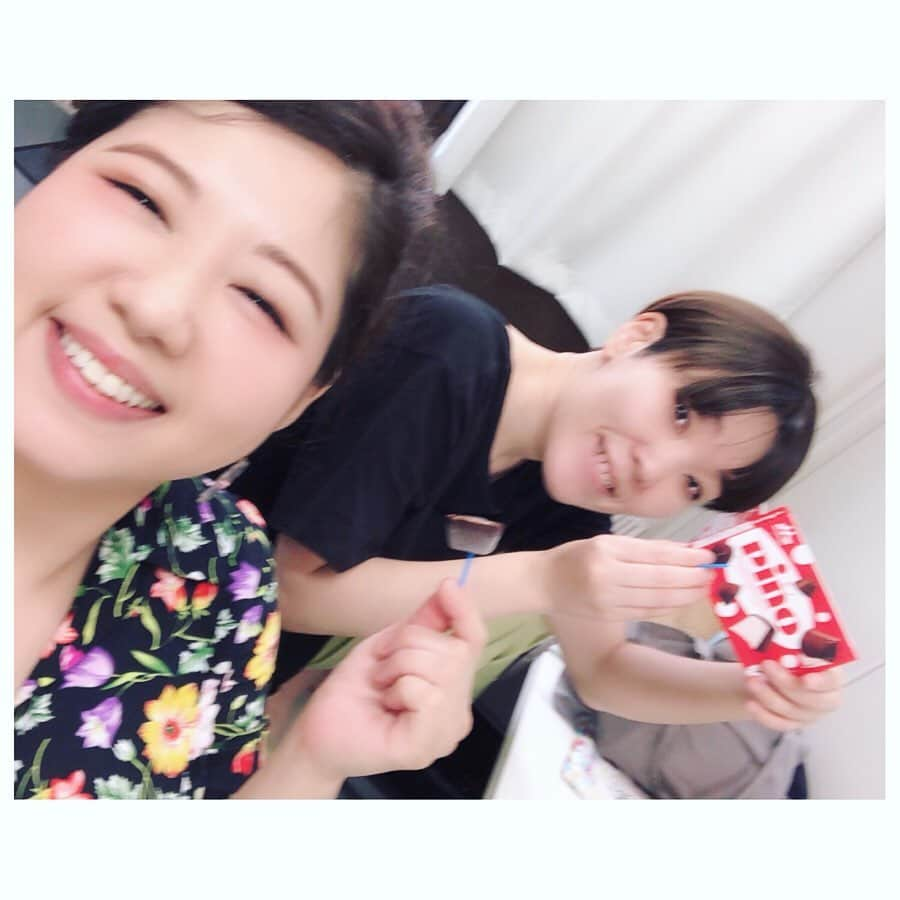 馬場園梓さんのインスタグラム写真 - (馬場園梓Instagram)「へい♪  夏休みは連日、漫才のお出番をいただいております。  先日、 大阪の漫才劇場出番終わりに、 村田くんとMIHOと、 美味しいお酒を飲みました。  美味し嬉し美味し楽し☺︎ とっても ルン♪ でした。  西梅田劇場が今月一杯で契約満期で閉館するので、 我々はこの劇場は最後のお出番でした。  電車の音や車の音、 雨風の音がダイレクトに聞こえる テント丸出しの舞台でしたが、 なんだか味があって それはそれでいい経験♪  進行さんがいつもステキなメモ書きをしてくれていて嬉しかった。  今月末まで演目はありますので、 記念にぜひ！  お越しいただきましたみなさま、 誠にありがとうございました！  暑い日に食べたピノが格別でした。  ルン♪  #yeah #exciting #よしもと #西梅田劇場 #漫才 #お出番 #ピノ #美味しい #お酒 #とろサーモン #村田 #MIHO #球体 #ルン♪」8月19日 22時28分 - babazonoazusa