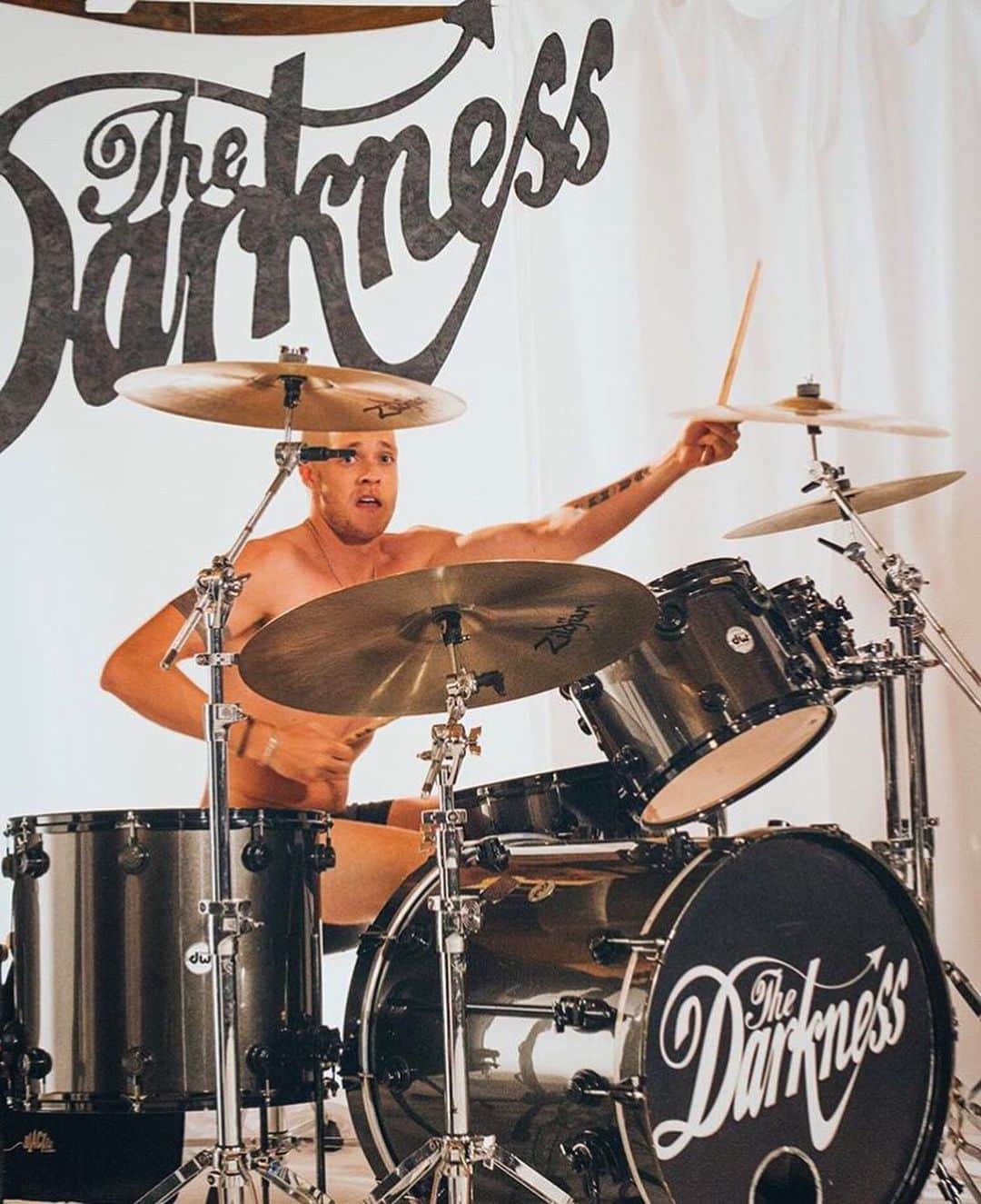 ルーファス・テイラーのインスタグラム：「Behind the scenes shots from  @tash_koziarska for the Rock & Roll Deserves To Die video 😂 #thedarkness  #easteriscancelled」
