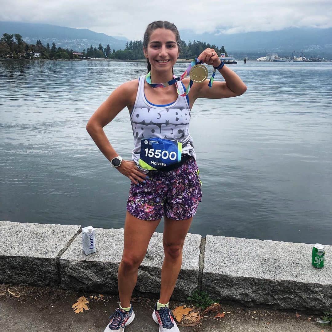 マリッサ・キャステリのインスタグラム：「My 5th half marathon and my first international one! Sea Wheeze was so much fun! .#medalmonday . . . . *#seawheeze2019 #vancouver #halfmarathon #seawheeze #runningmotivation #seawheezehalfmarathon #runyogaparty」