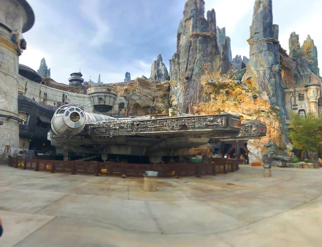 コリン・マクマヌスのインスタグラム：「Out of this world! #GalaxysEdge #PassholderPreview #StarWars」