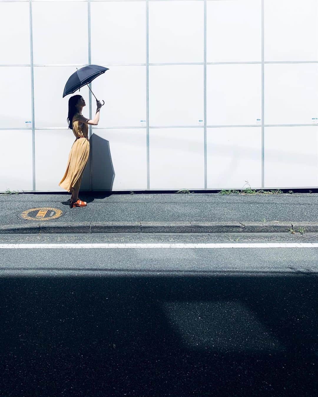sassyさんのインスタグラム写真 - (sassyInstagram)「ちっちゃめ版。 . in frame @a.s.u.k.a.t . . yokohama japan. . iphonexs #ShotOniPhone @apple . #umbrellaplanet . #team_jp_夏色2019 . #monoart #indies_minimal #minimalmood #fa_minimal #minimalint #JJ_Geometry #ihaveathingforminimal #minimal_perfection #rsa_minimal . #minimalpeople #peoplewalkingpastwalls . #instagram #jp_gallery_member #bnwsouls #bnw_demand #bnw_rose #lines_and_point #instaghesboro #indies_gram  #HUEART_life #team_jp_ #wu_japan #mwjp #igrecommend #illGrammers . . #IGersJP @IGersJP (本家）. check facebook page InstagramersJapan.」8月19日 22時35分 - cozeyes